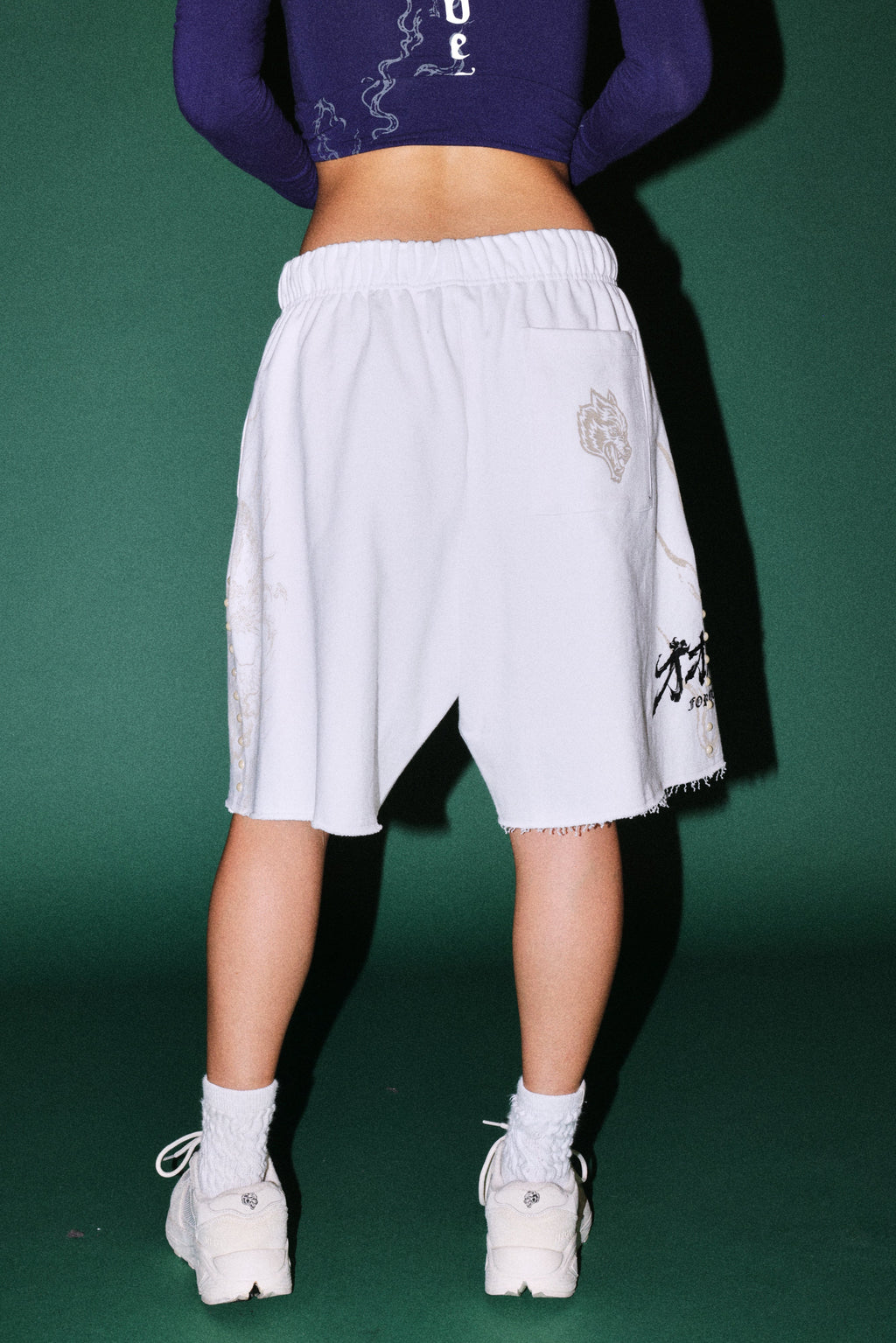 Kokuryu Grunge Oversized Raw Hem Post Lounge Sweat Shorts in Cream — imagem 4