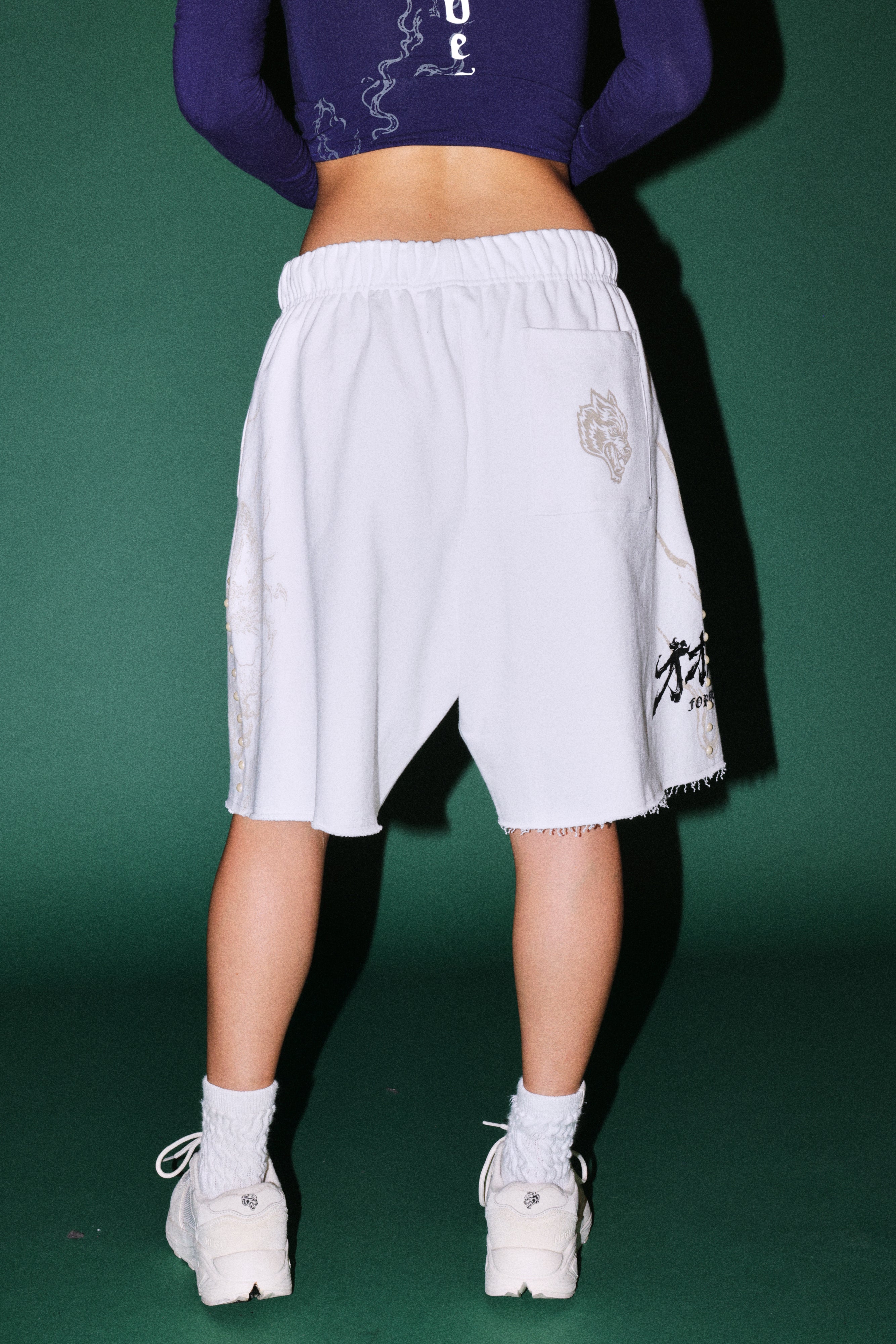 Kokuryu Grunge Oversized Raw Hem Post Lounge Sweat Shorts in Cream — imagem 4