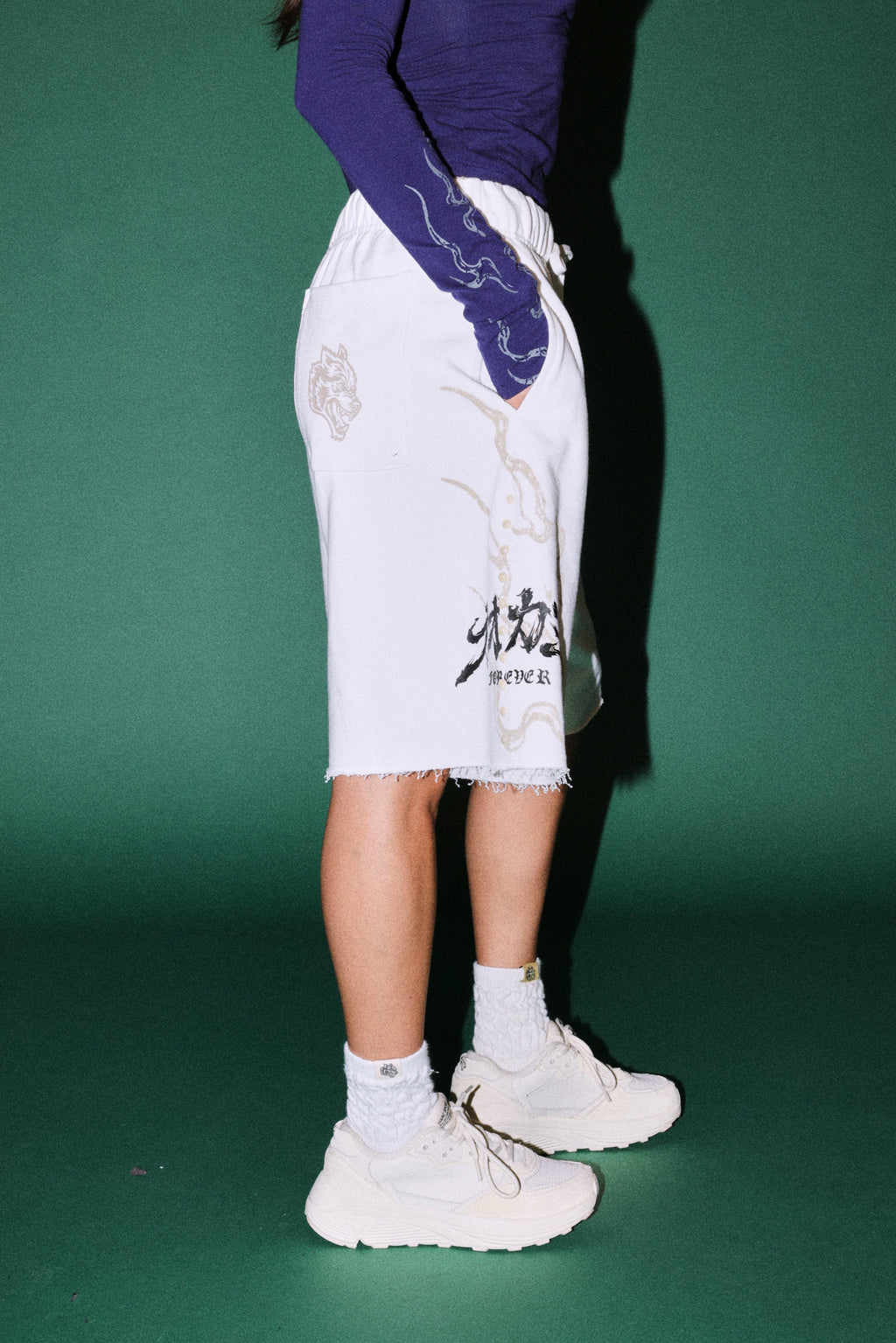 Kokuryu Grunge Oversized Raw Hem Post Lounge Sweat Shorts in Cream — imagem 6
