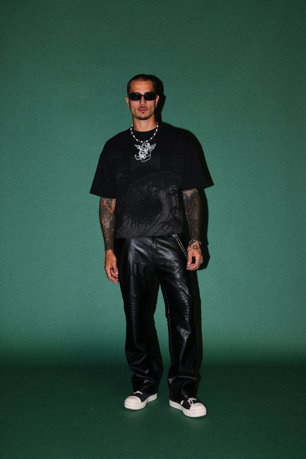 The Great Wave Distressed Grunge Box Cut Tee V2 in Black — imagem 5