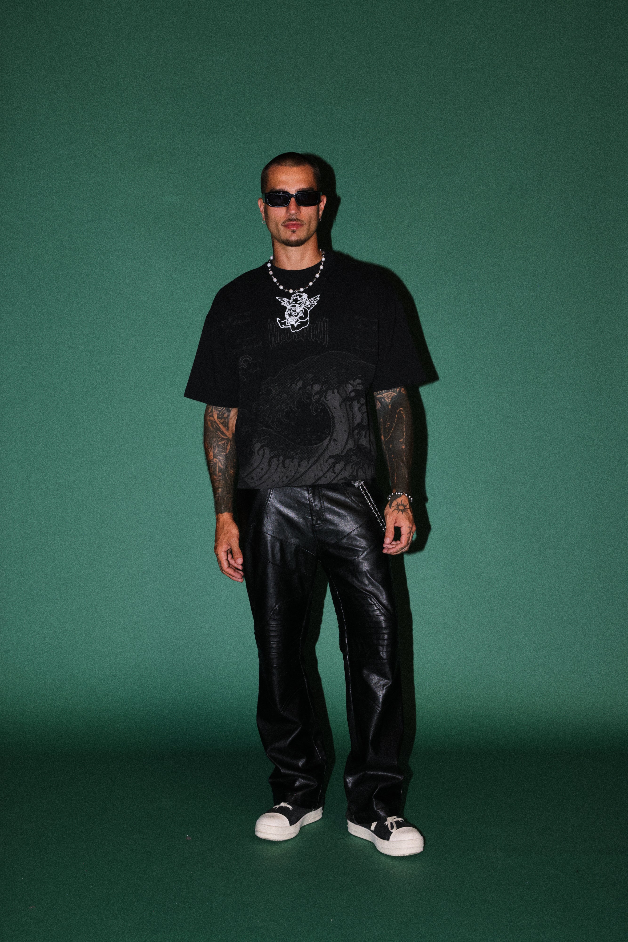 The Great Wave Distressed Grunge Box Cut Tee V2 in Black — imagem 5