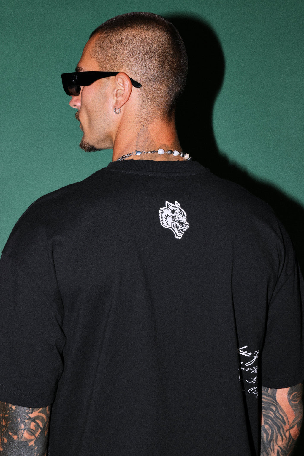 The Great Wave Distressed Grunge Box Cut Tee V2 in Black — imagem 7