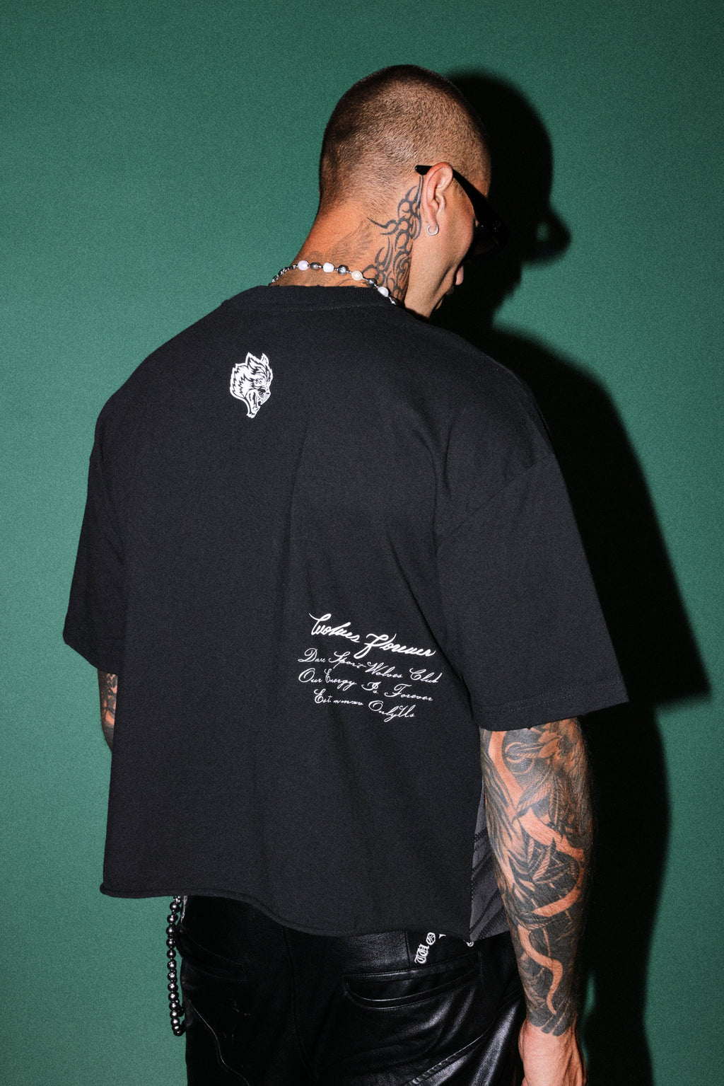 The Great Wave Distressed Grunge Box Cut Tee V2 in Black — imagem 2