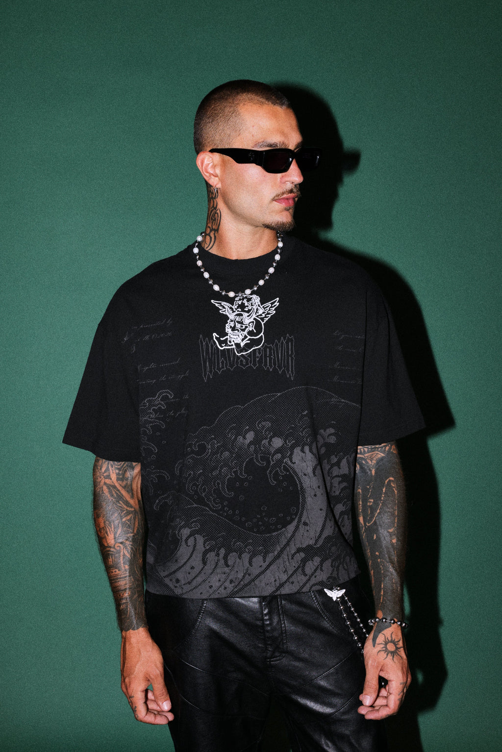 The Great Wave Distressed Grunge Box Cut Tee V2 in Black — imagem 4