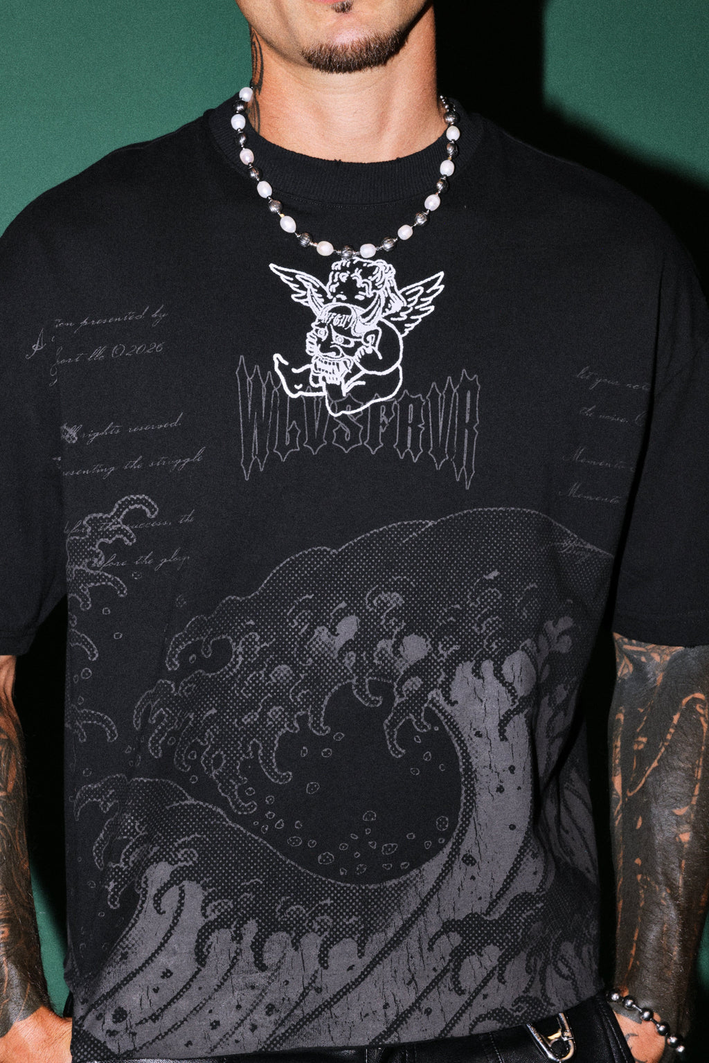The Great Wave Distressed Grunge Box Cut Tee V2 in Black — imagem 6