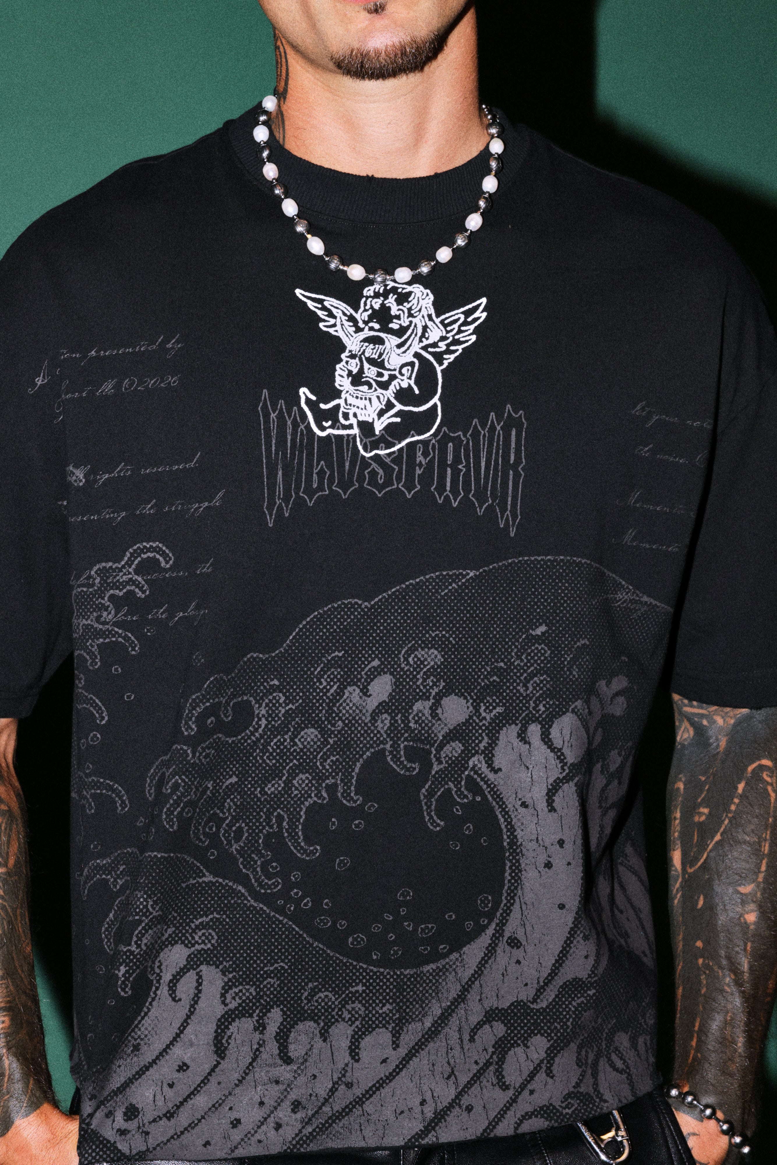 The Great Wave Distressed Grunge Box Cut Tee V2 in Black — imagem 6