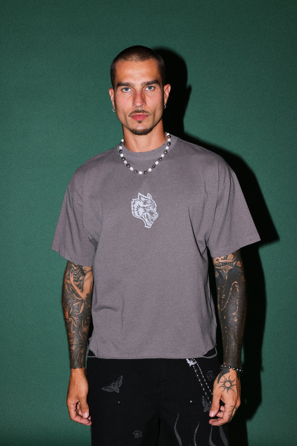 Wolves Oni Cherub Distressed Grunge Unisex Tee in Slate Gray — imagem 2