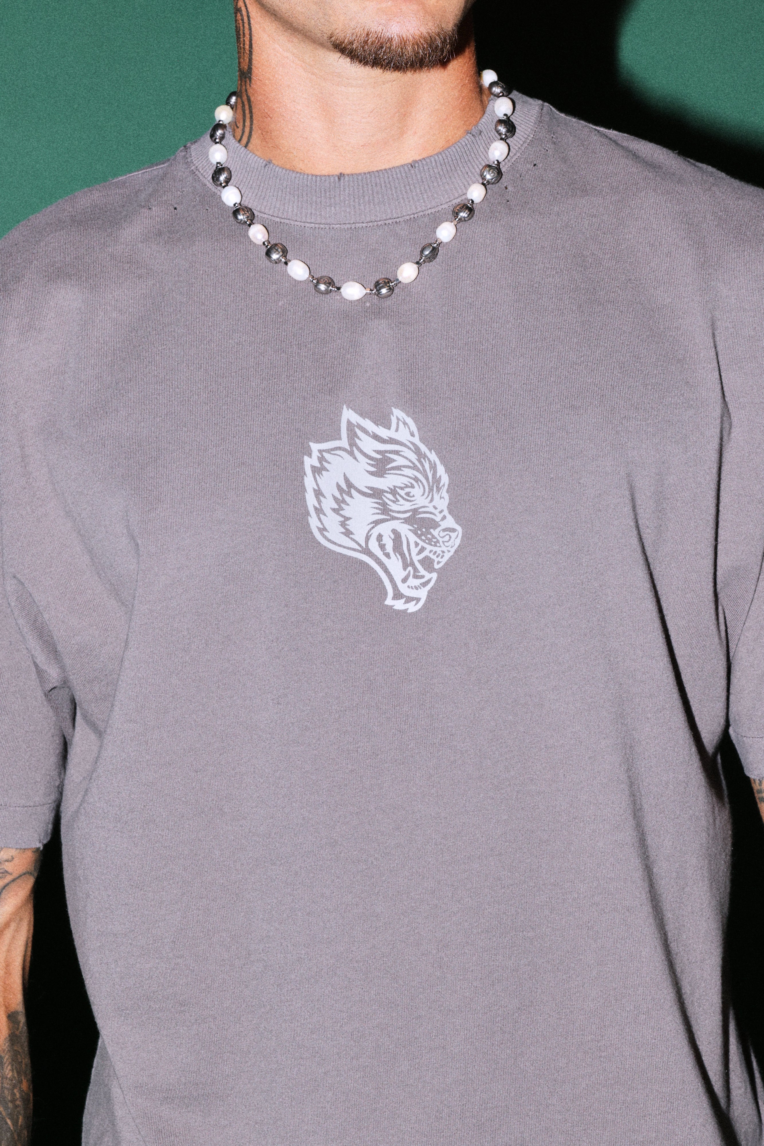 Wolves Oni Cherub Distressed Grunge Unisex Tee in Slate Gray — imagem 5