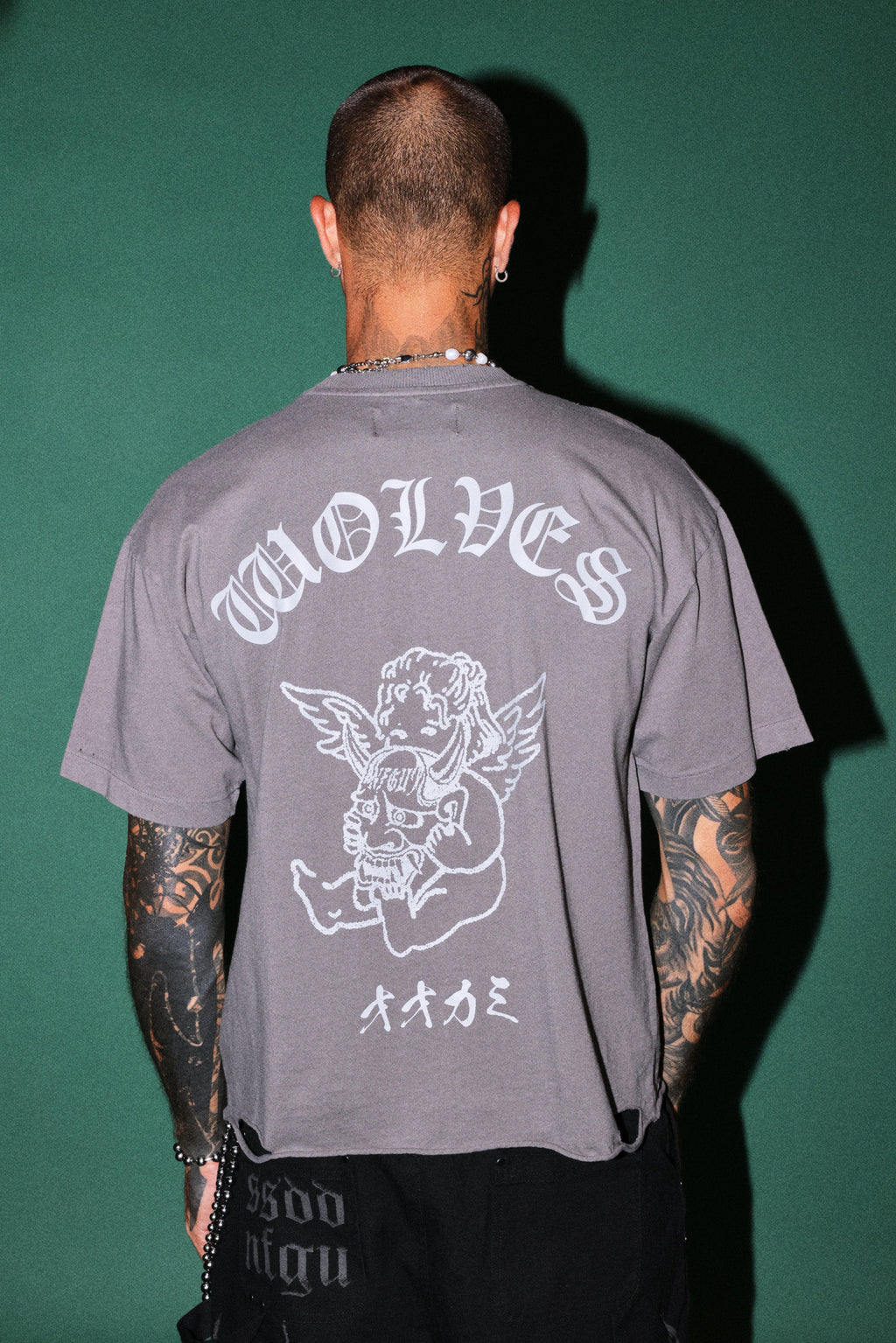 Wolves Oni Cherub Distressed Grunge Unisex Tee in Slate Gray — imagem 4