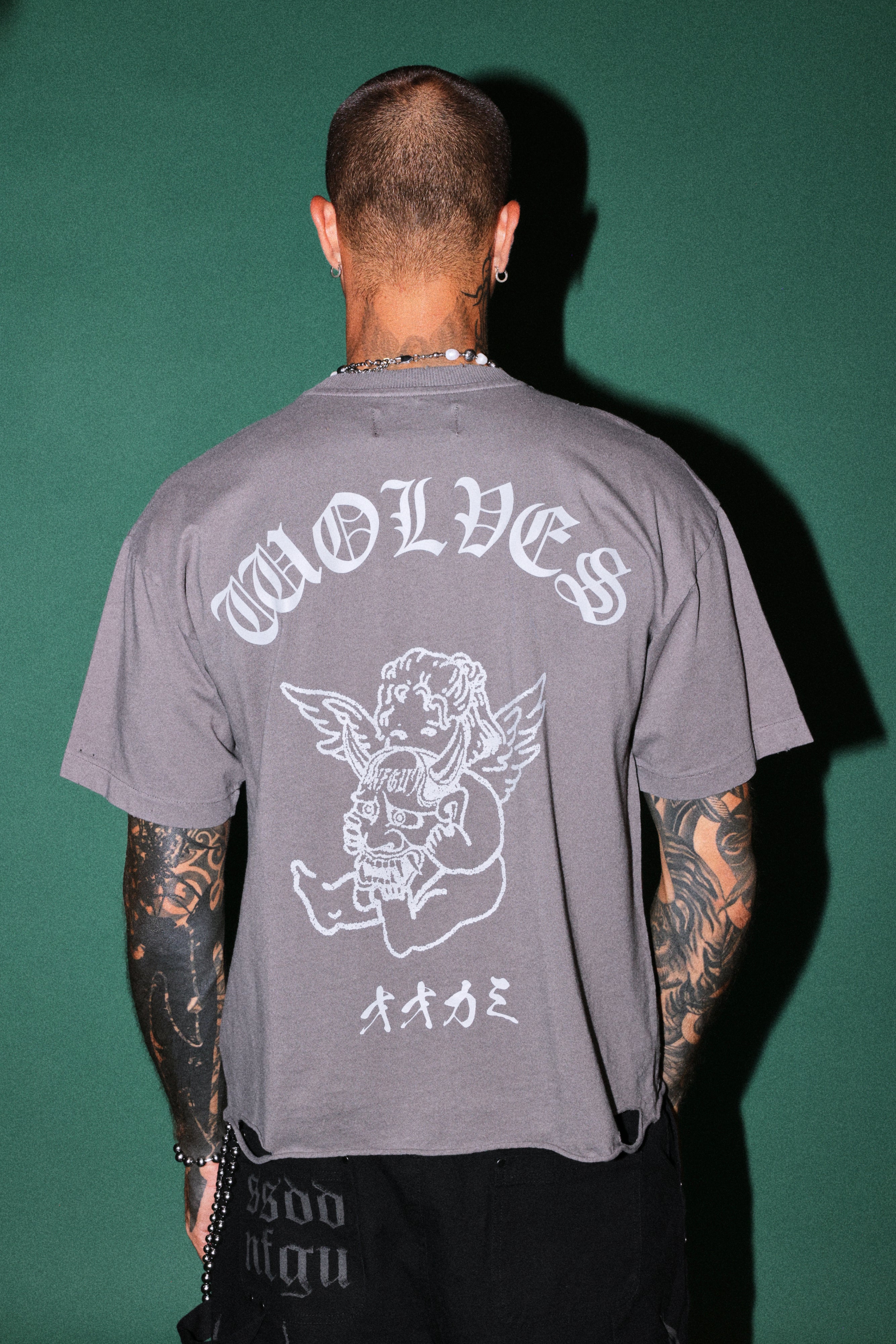Wolves Oni Cherub Distressed Grunge Unisex Tee in Slate Gray — imagem 4