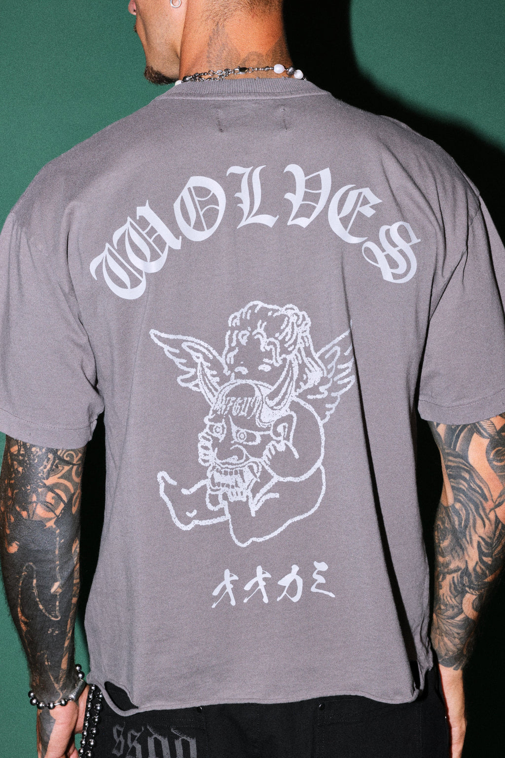 Wolves Oni Cherub Distressed Grunge Unisex Tee in Slate Gray — imagem 6