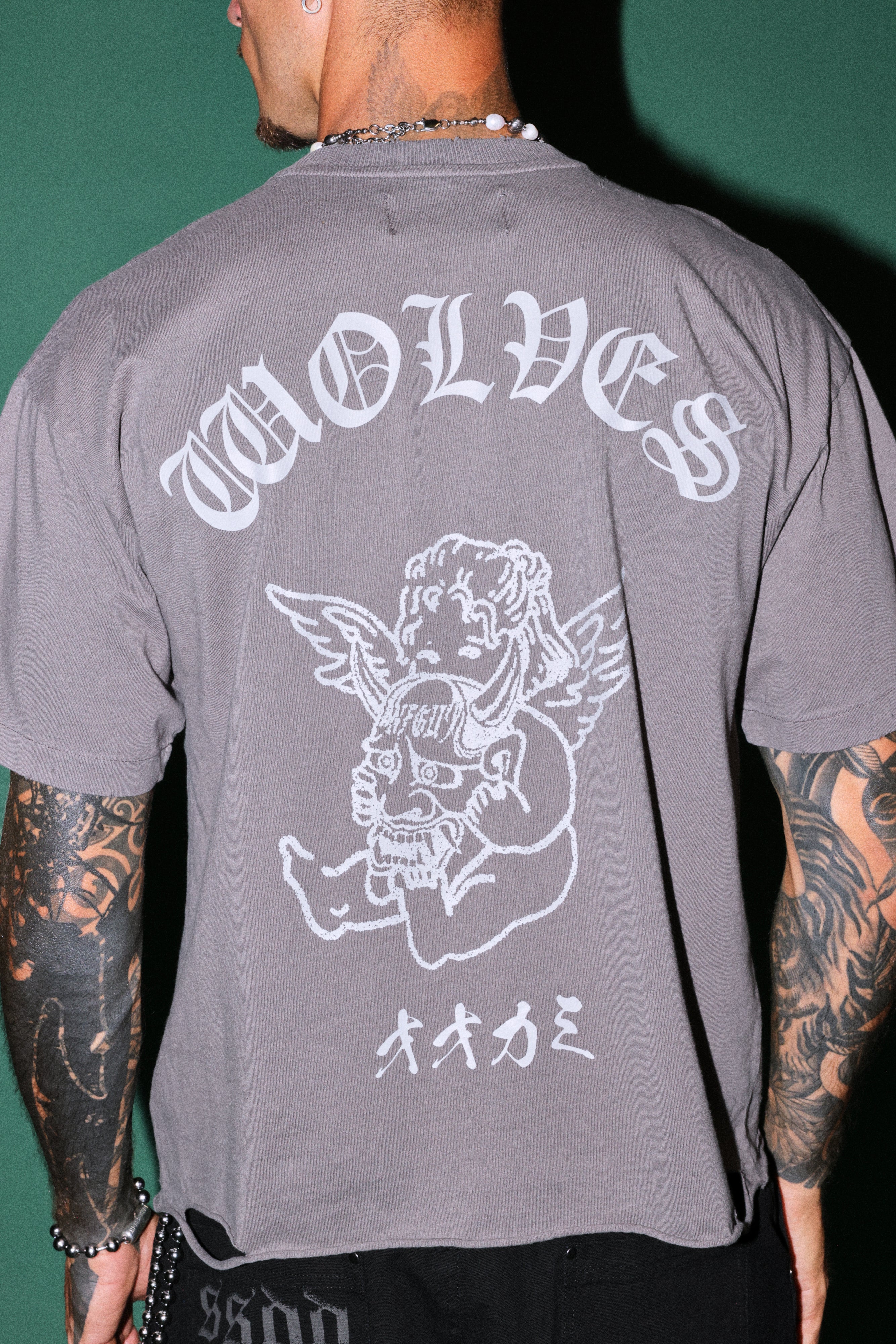 Wolves Oni Cherub Distressed Grunge Unisex Tee in Slate Gray — imagem 6