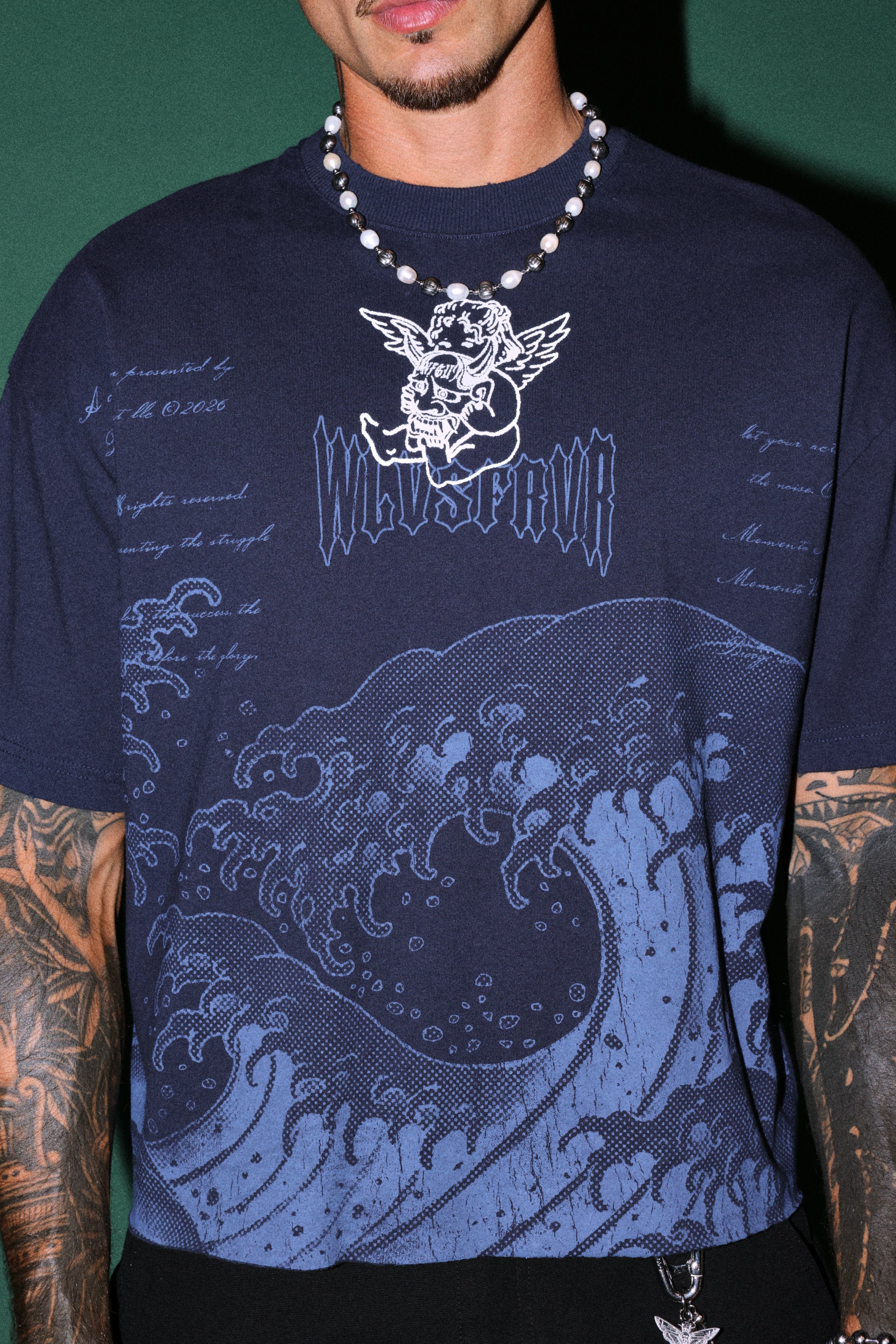 The Great Wave Distressed Grunge Box Cut Tee V2 in Navy — imagem 5