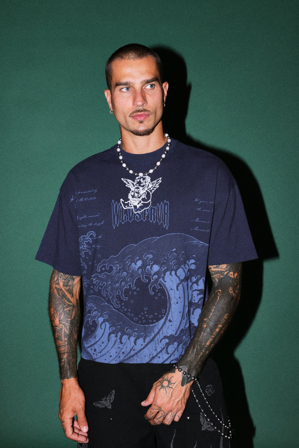The Great Wave Distressed Grunge Box Cut Tee V2 in Navy — imagem 4
