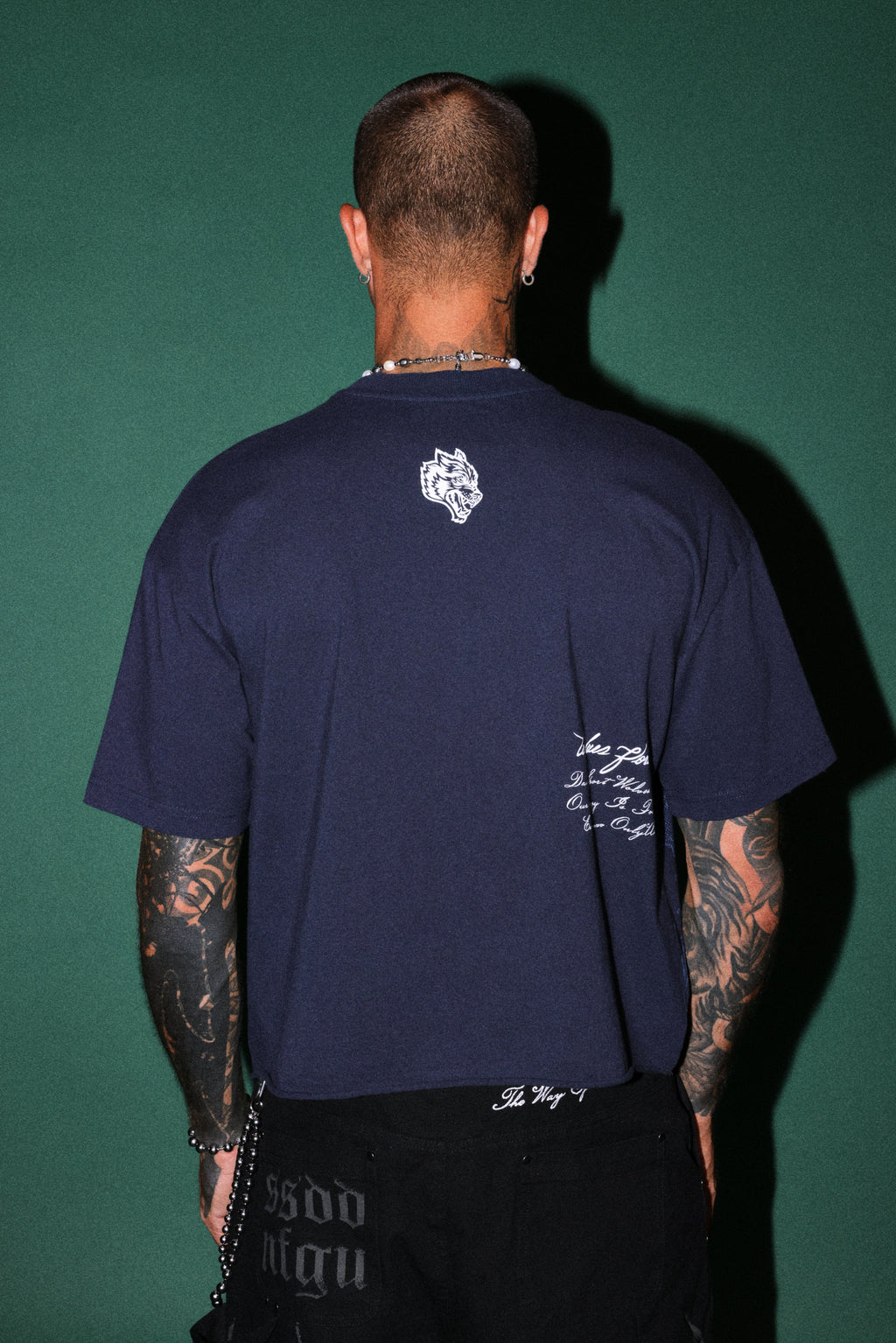 The Great Wave Distressed Grunge Box Cut Tee V2 in Navy — imagem 2