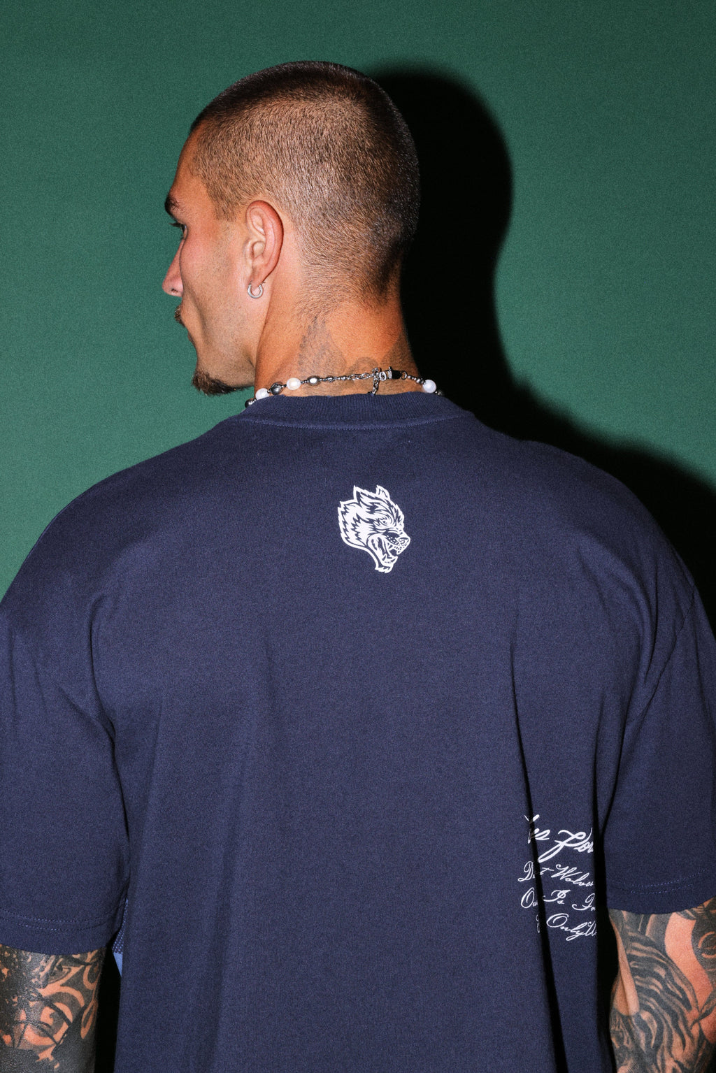 The Great Wave Distressed Grunge Box Cut Tee V2 in Navy — imagem 6