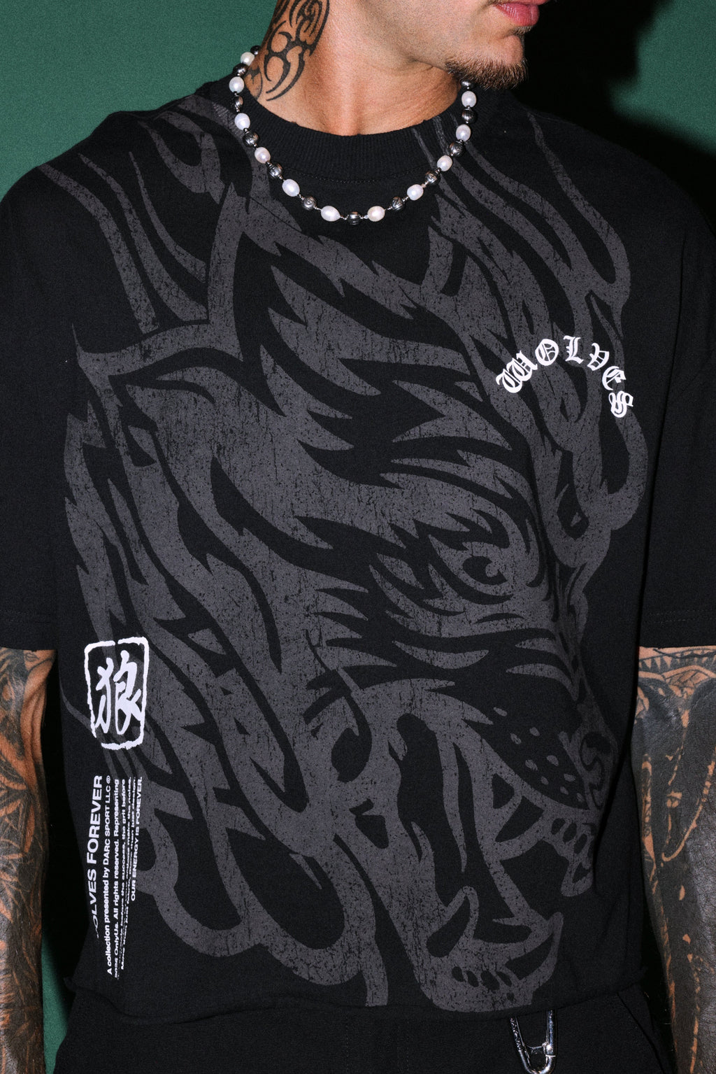 Okami Inferno Distressed Grunge Box Cut Tee V2 in Black — imagem 5