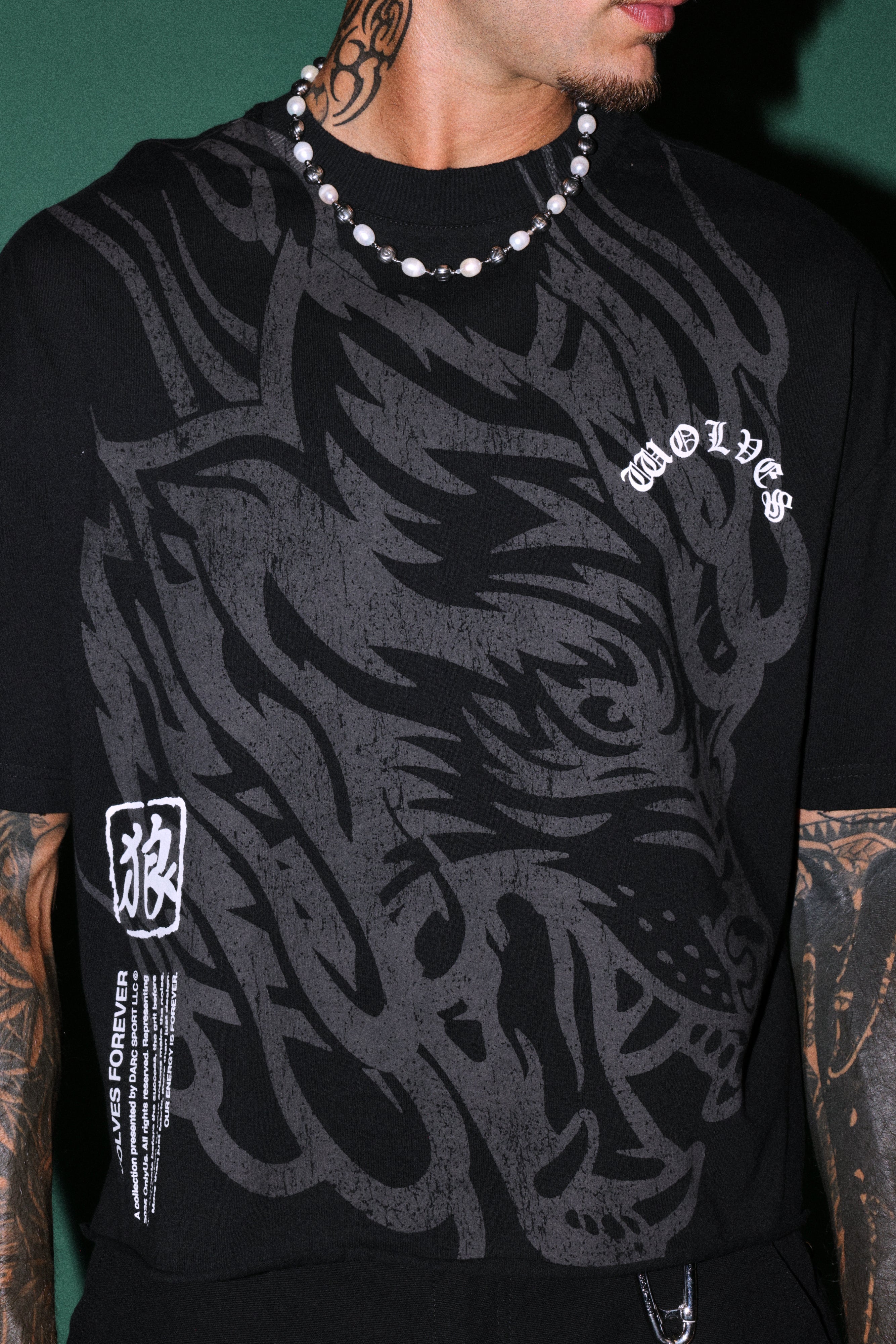 Okami Inferno Distressed Grunge Box Cut Tee V2 in Black — imagem 5