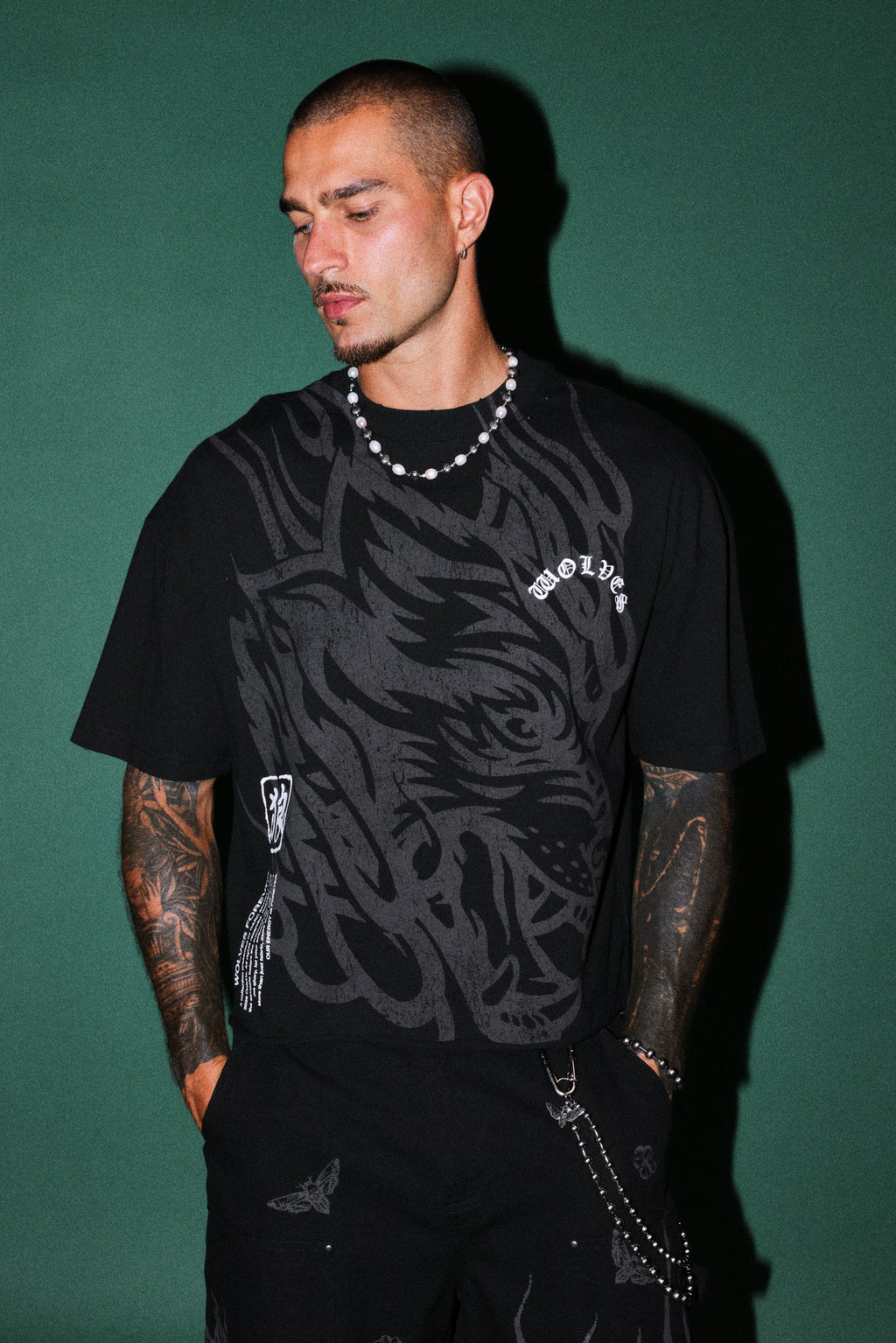 Okami Inferno Distressed Grunge Box Cut Tee V2 in Black — imagem 4