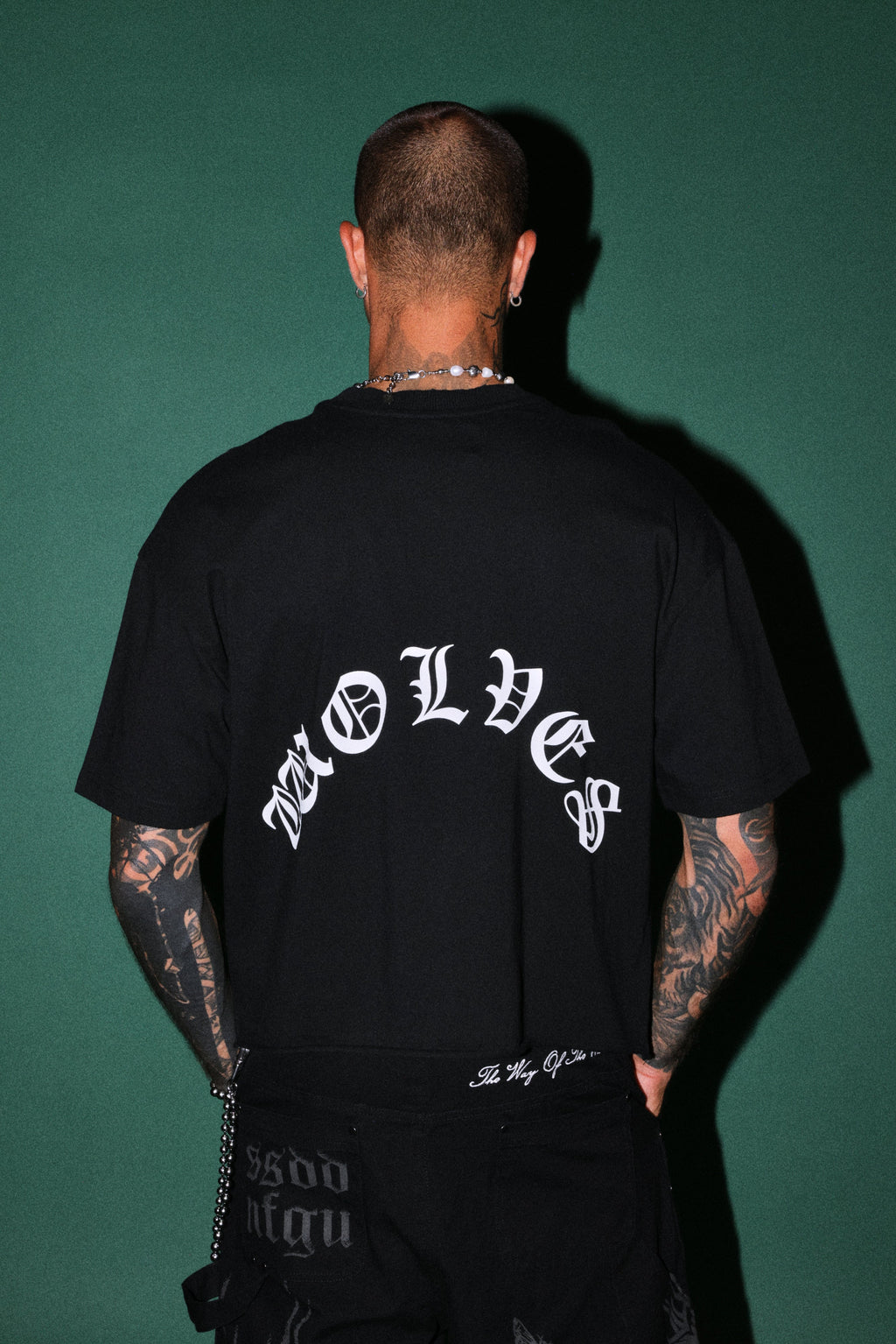 Okami Inferno Distressed Grunge Box Cut Tee V2 in Black — imagem 2