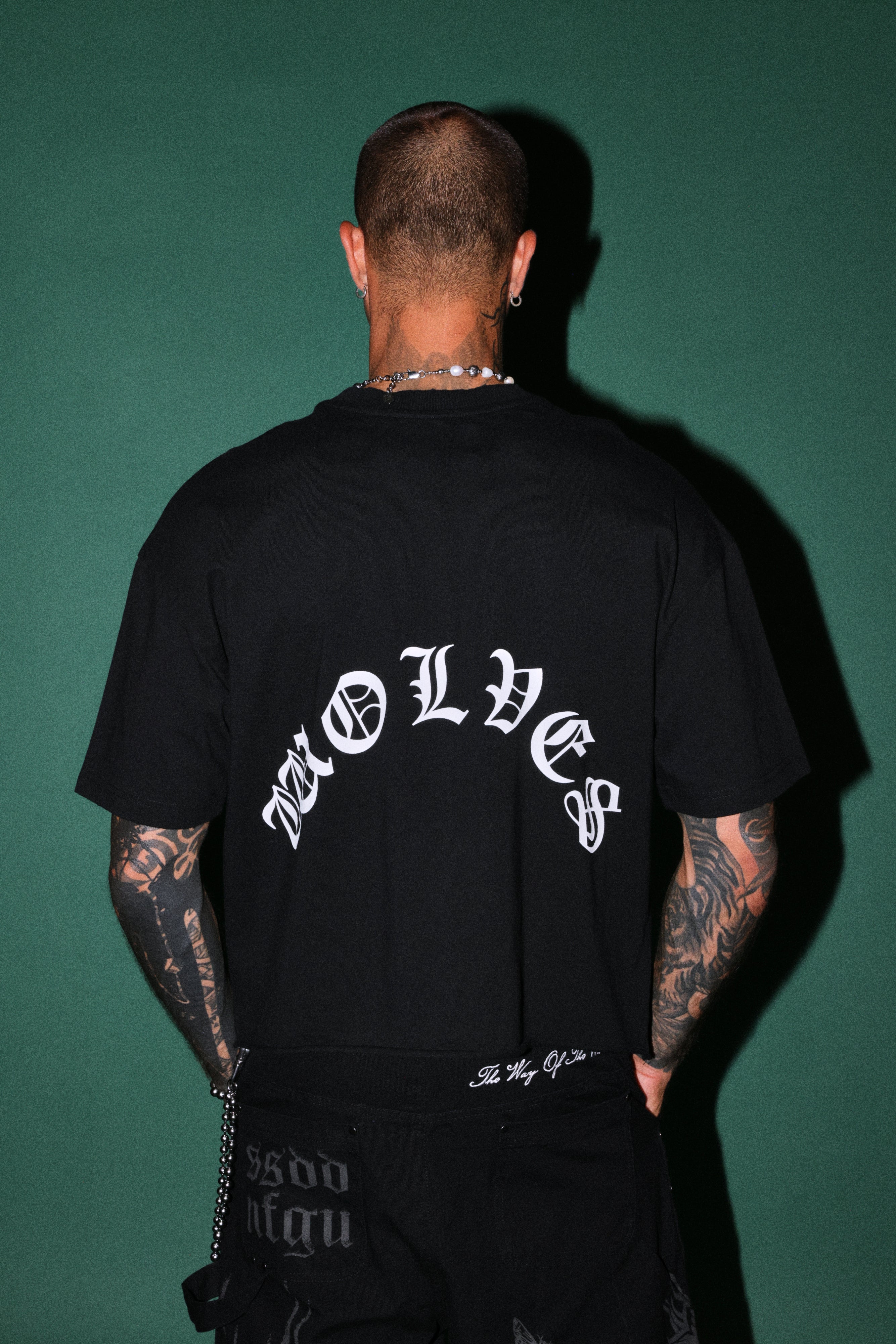Okami Inferno Distressed Grunge Box Cut Tee V2 in Black — imagem 2