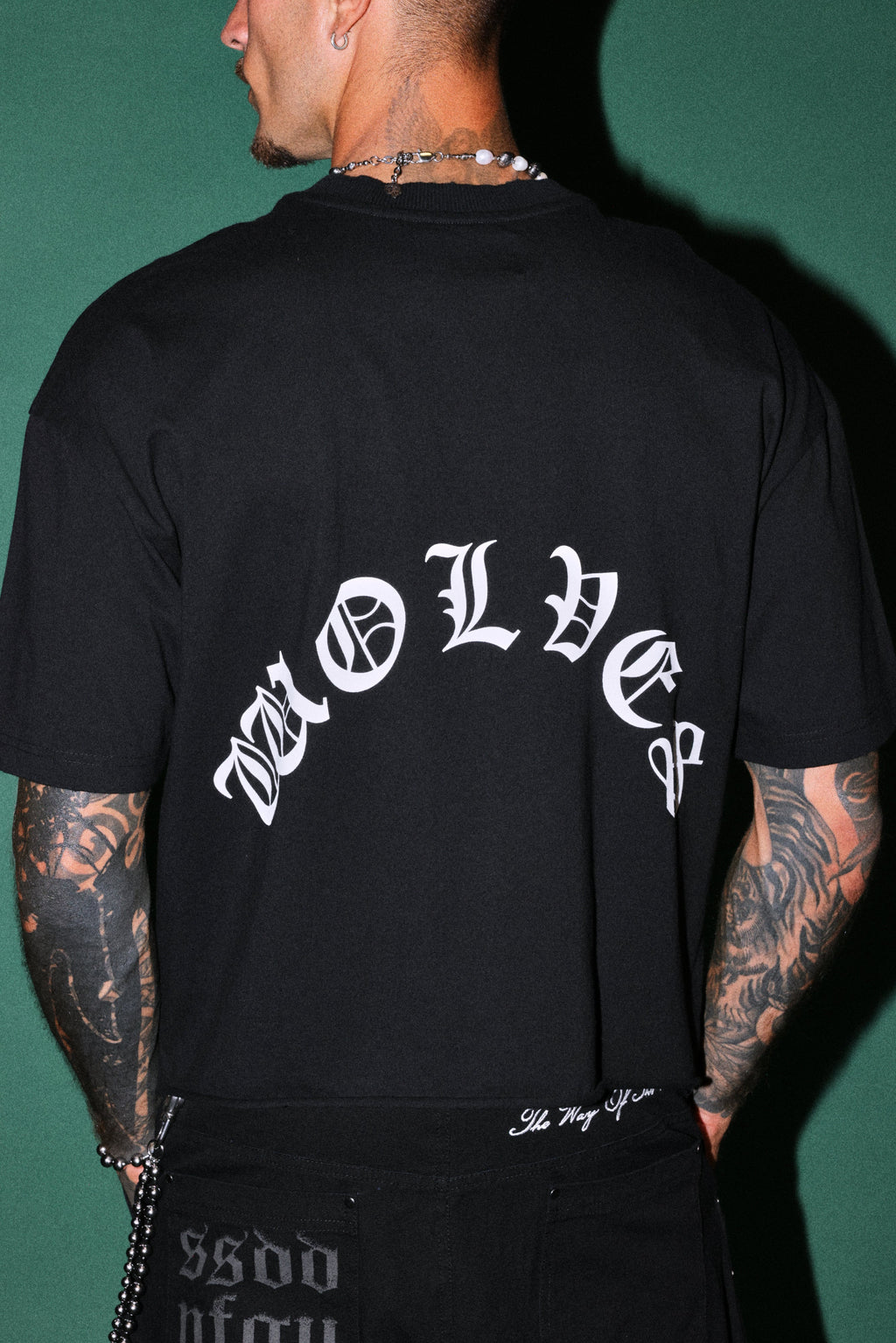 Okami Inferno Distressed Grunge Box Cut Tee V2 in Black — imagem 6