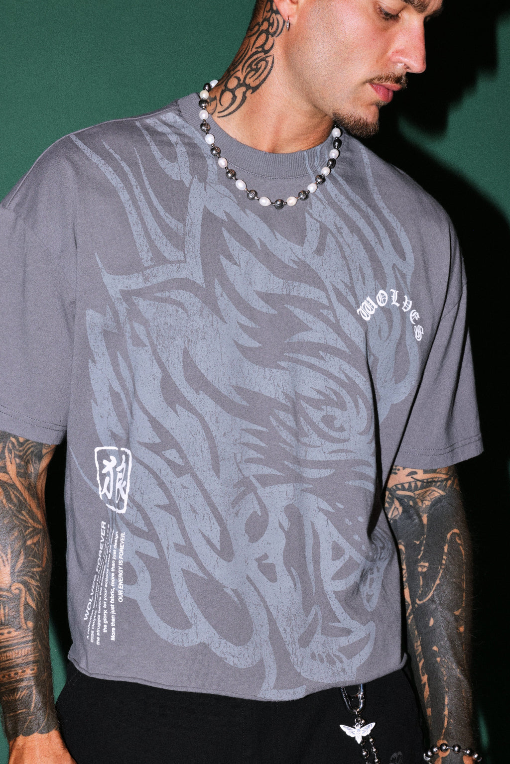 Okami Inferno Distressed Grunge Box Cut Tee V2 in Slate Gray — imagem 5