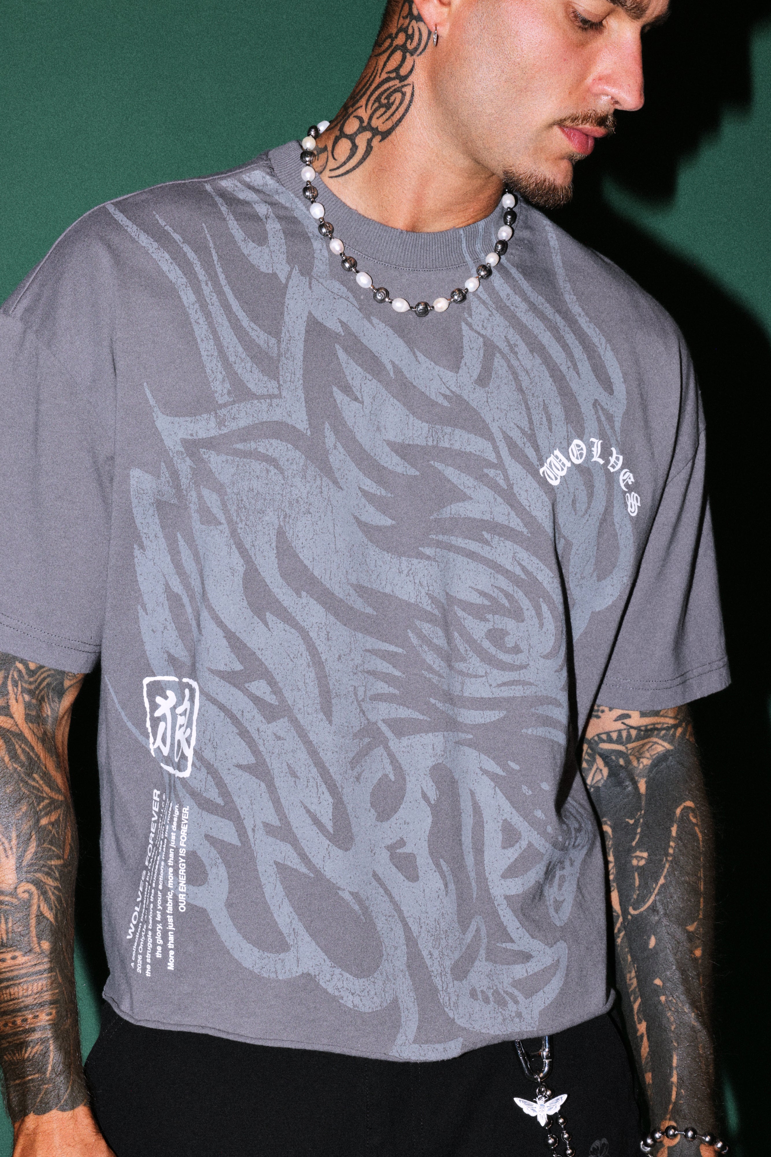 Okami Inferno Distressed Grunge Box Cut Tee V2 in Slate Gray — imagem 5