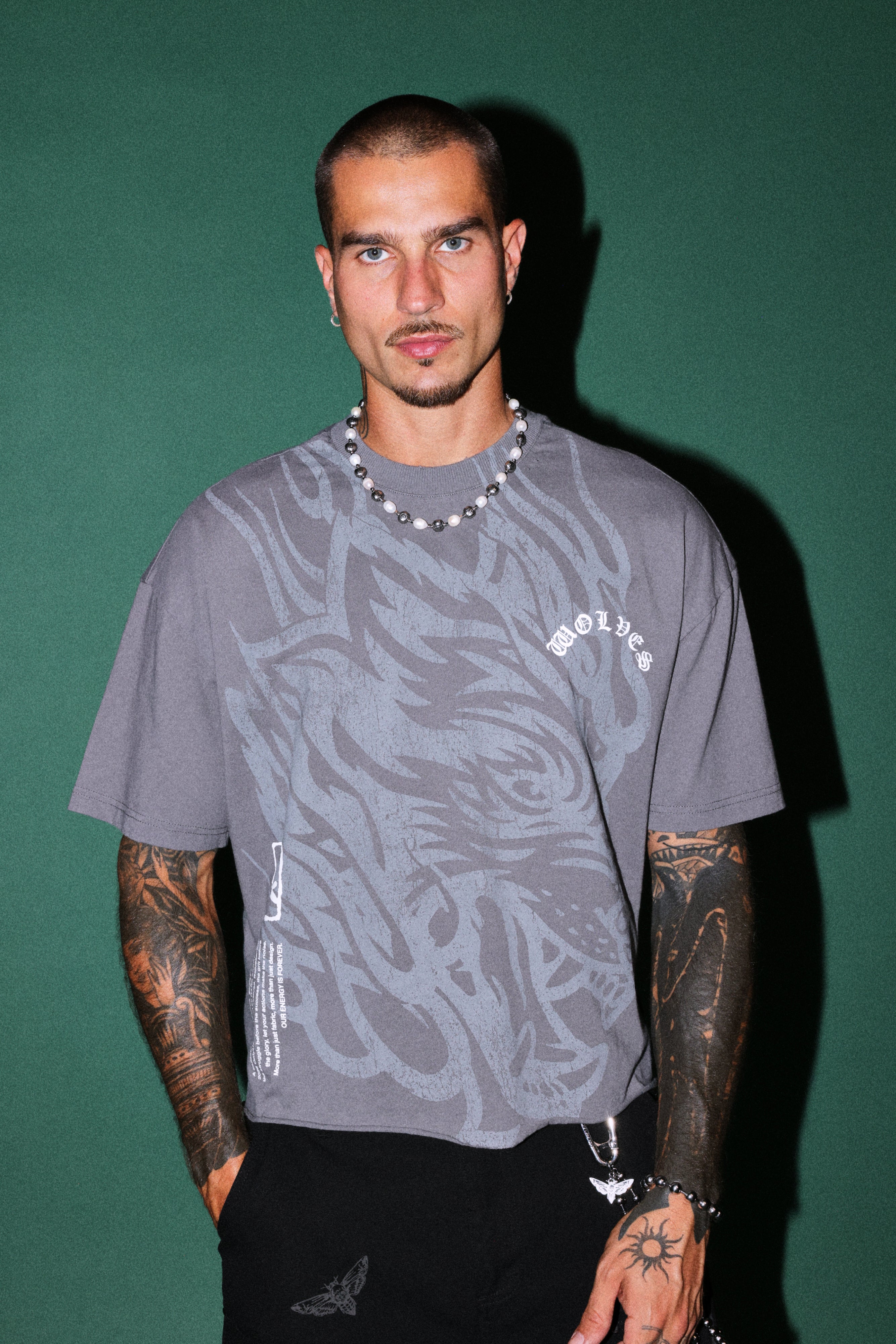 Okami Inferno Distressed Grunge Box Cut Tee V2 in Slate Gray — imagem 4