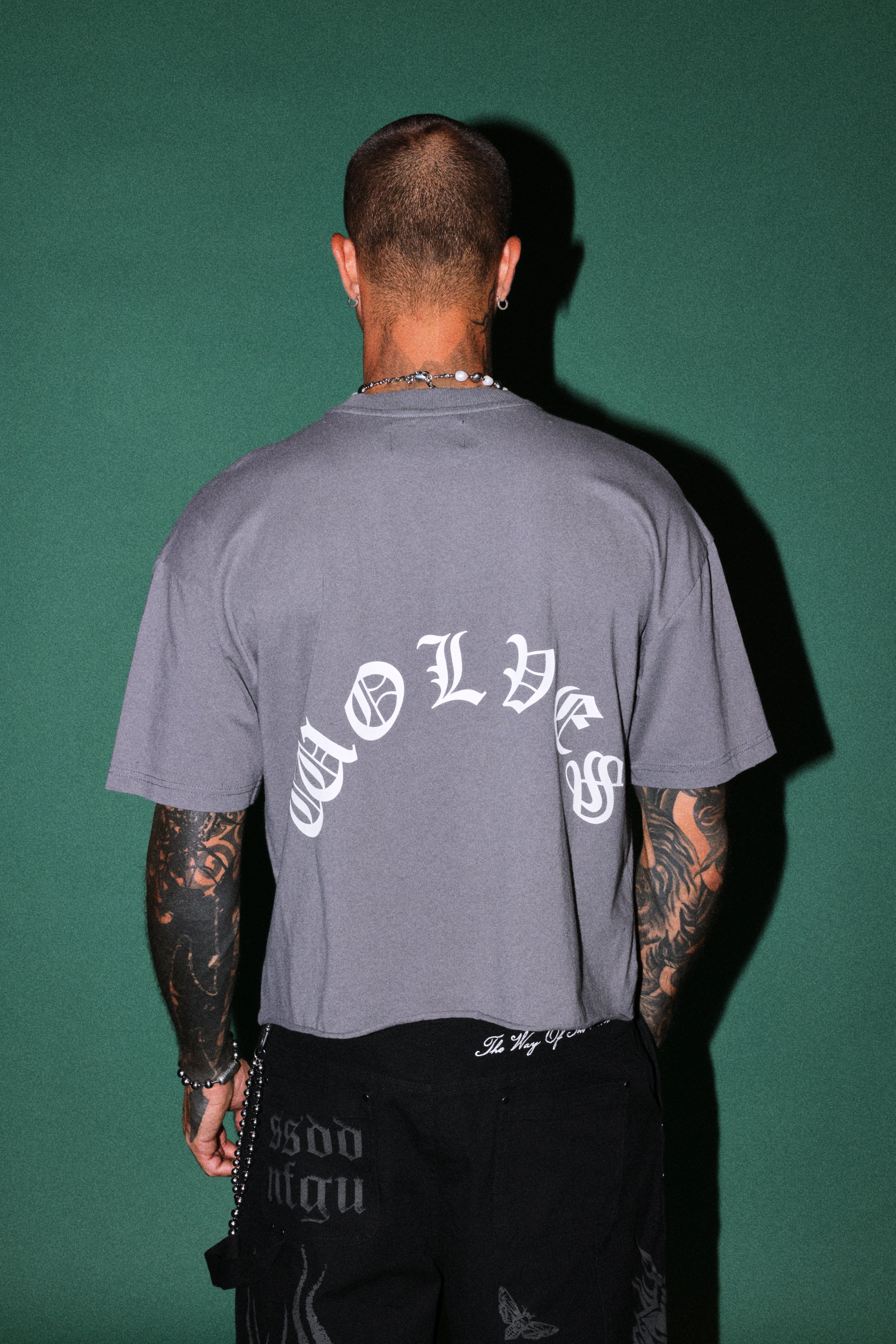 Okami Inferno Distressed Grunge Box Cut Tee V2 in Slate Gray — imagem 2