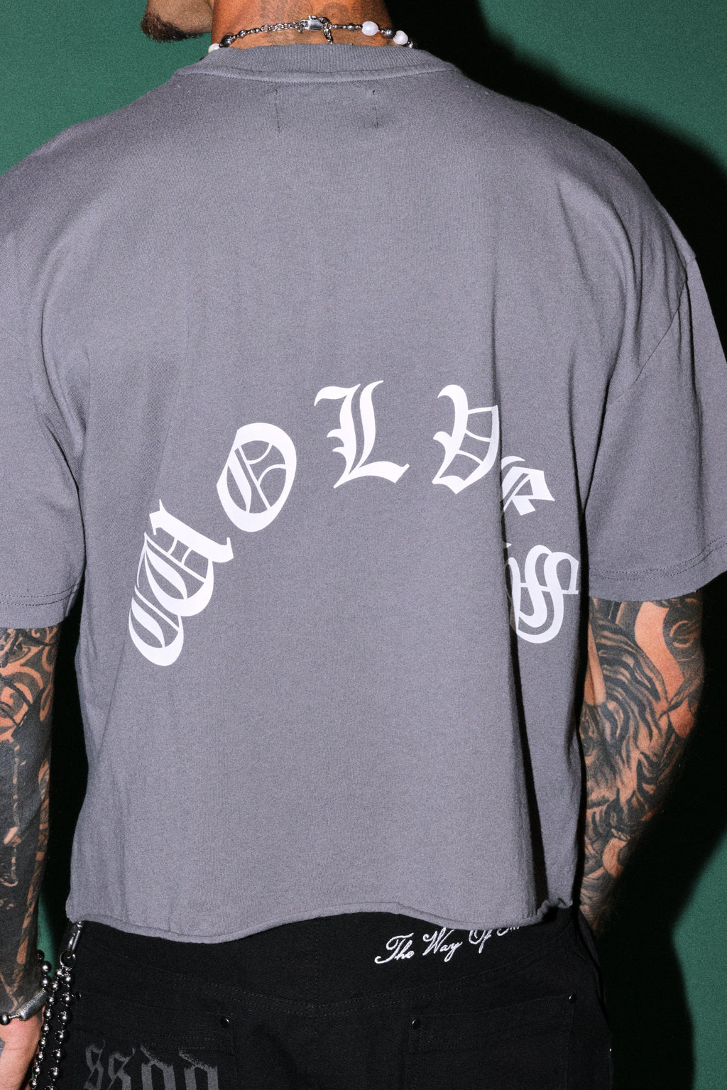 Okami Inferno Distressed Grunge Box Cut Tee V2 in Slate Gray — imagem 6