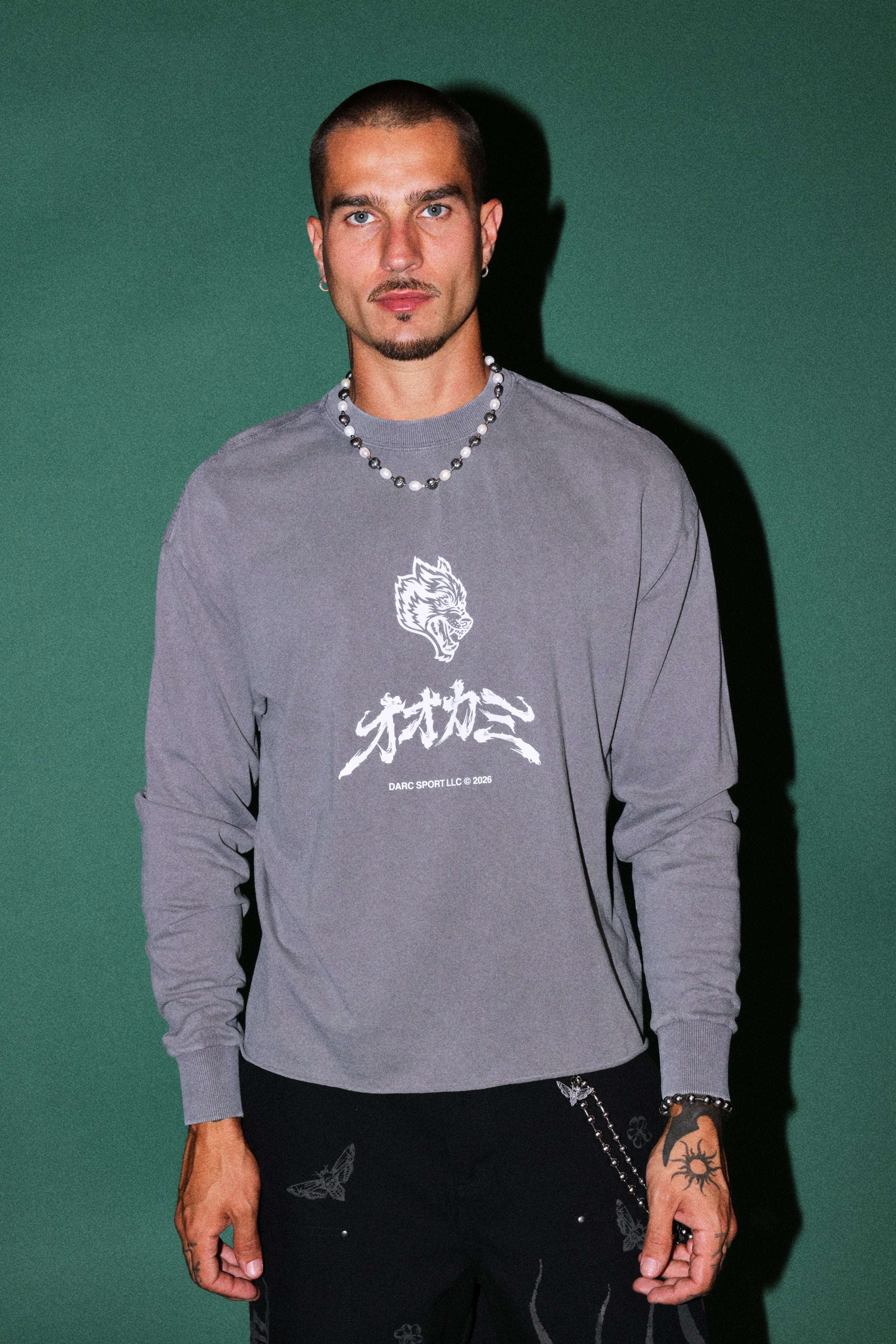 Okami Bushido Grunge Mid Length Raw Hem Ls Tee in Slate Gray — imagem 4