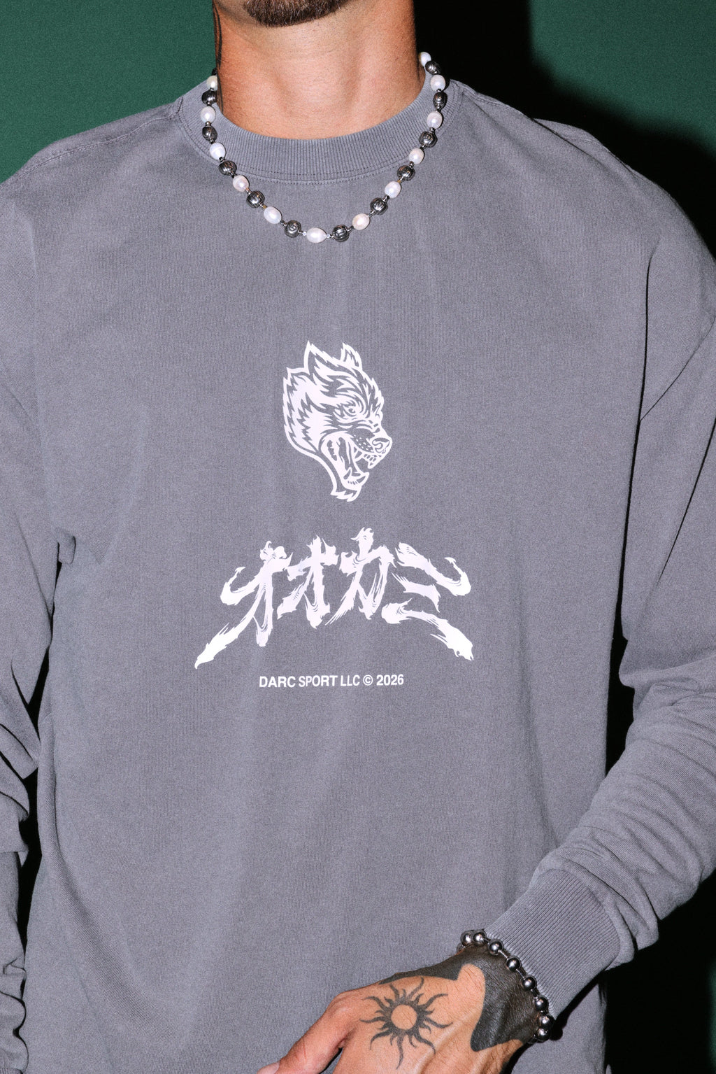 Okami Bushido Grunge Mid Length Raw Hem Ls Tee in Slate Gray — imagem 5