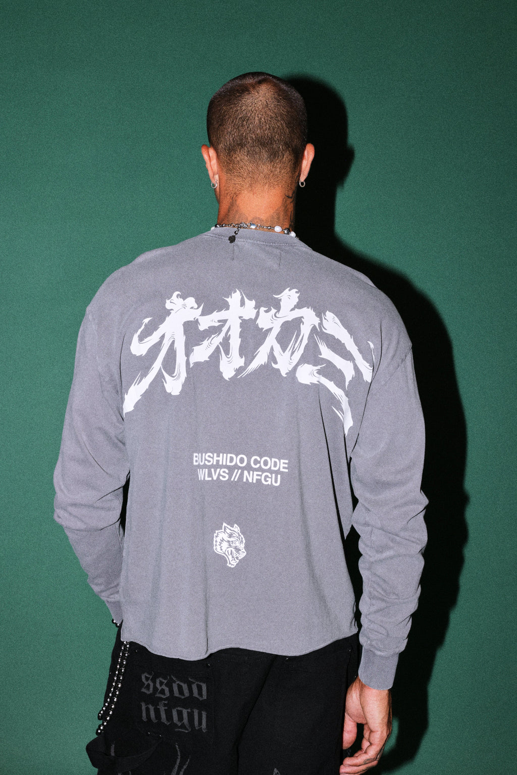 Okami Bushido Grunge Mid Length Raw Hem Ls Tee in Slate Gray — imagem 2