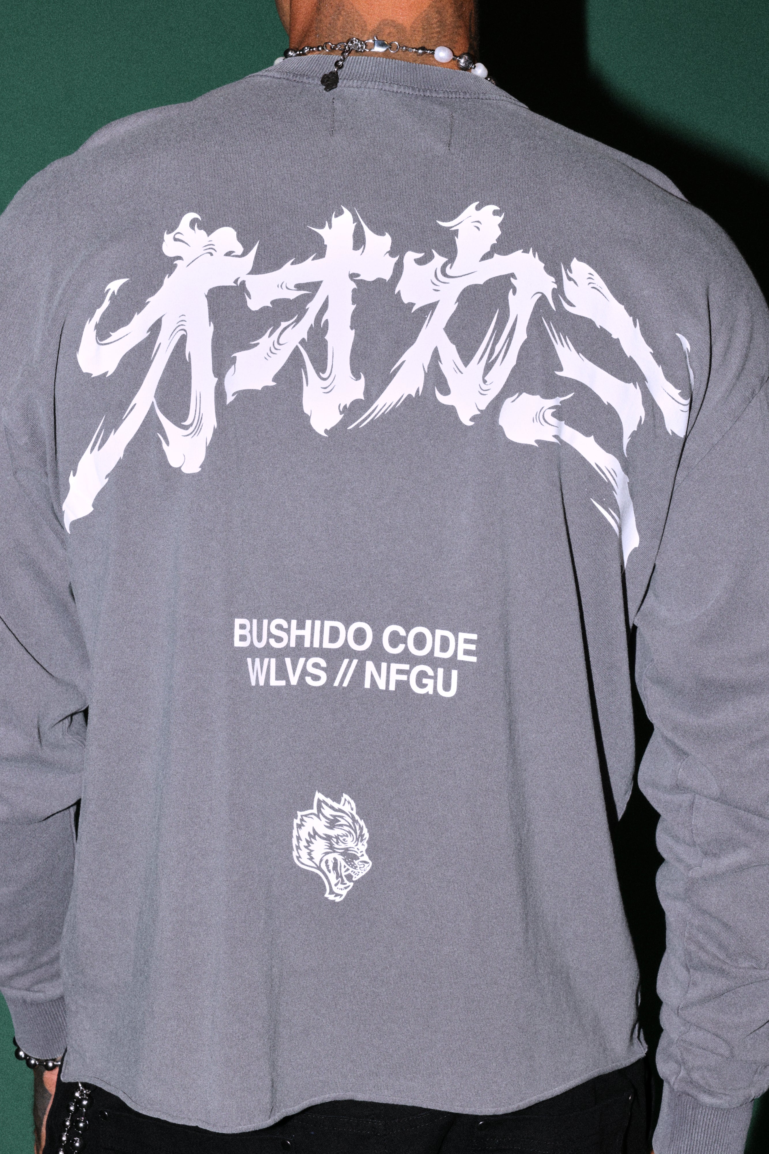 Okami Bushido Grunge Mid Length Raw Hem Ls Tee in Slate Gray — imagem 6