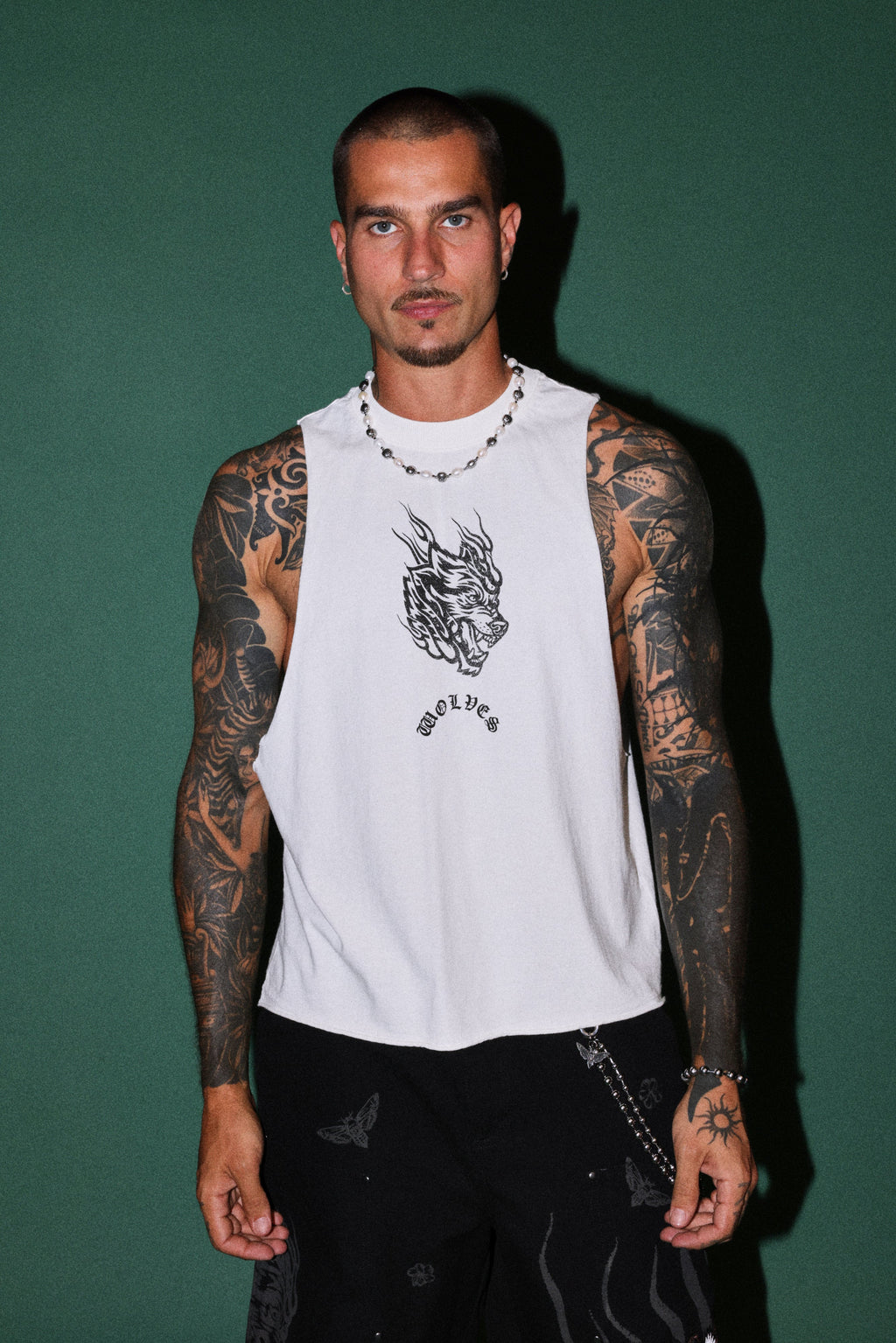 Okami Inferno Grunge Raw Hem Box Cut Tommy Muscle Tee in Cream — imagem 4