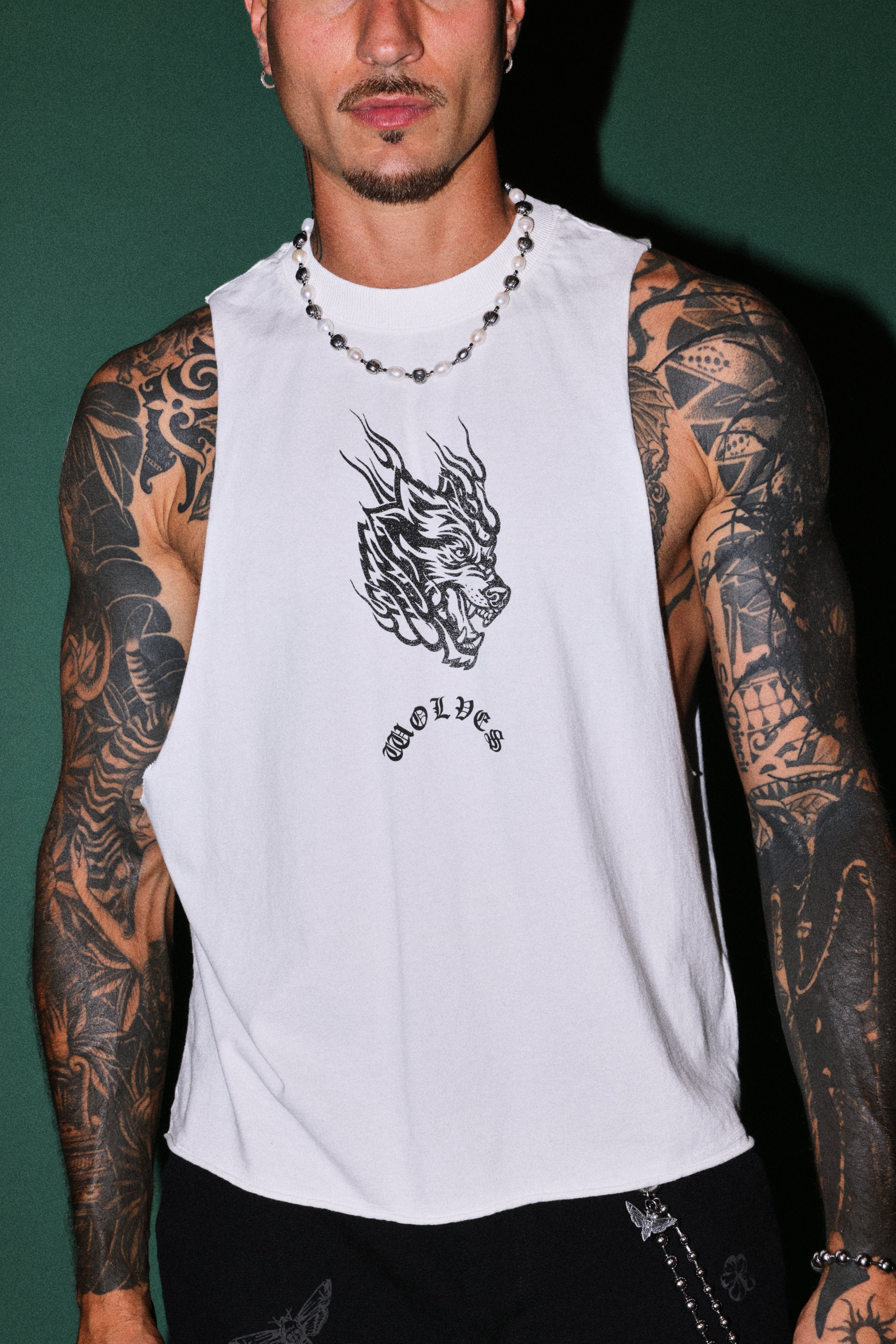 Okami Inferno Grunge Raw Hem Box Cut Tommy Muscle Tee in Cream — imagem 7