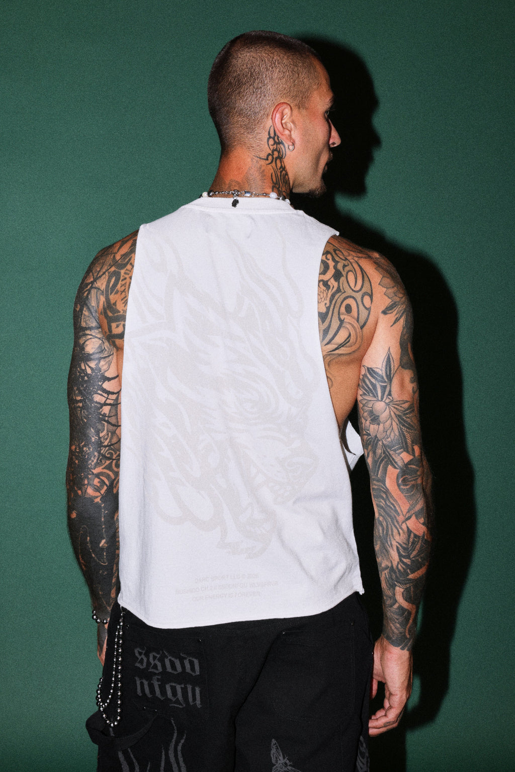 Okami Inferno Grunge Raw Hem Box Cut Tommy Muscle Tee in Cream — imagem 2