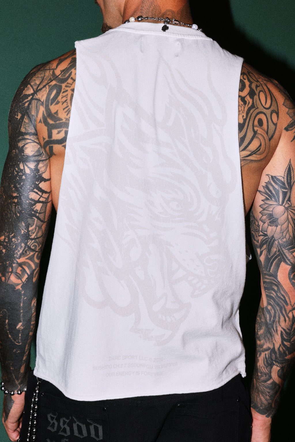 Okami Inferno Grunge Raw Hem Box Cut Tommy Muscle Tee in Cream — imagem 8