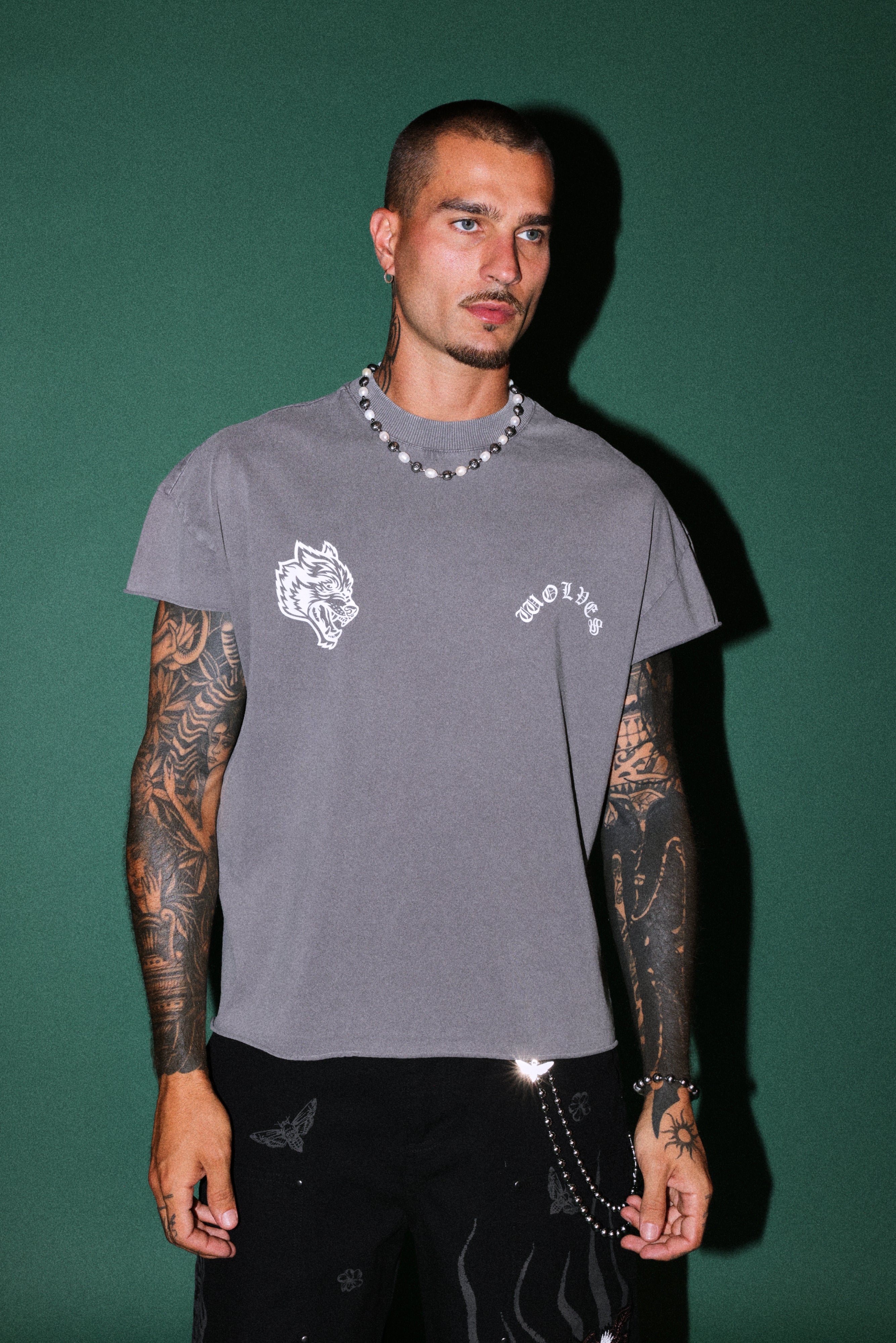 Steel Code Grunge Mid Length Raw Hem Cap Sleeve Tee in Slate Gray — imagem 2