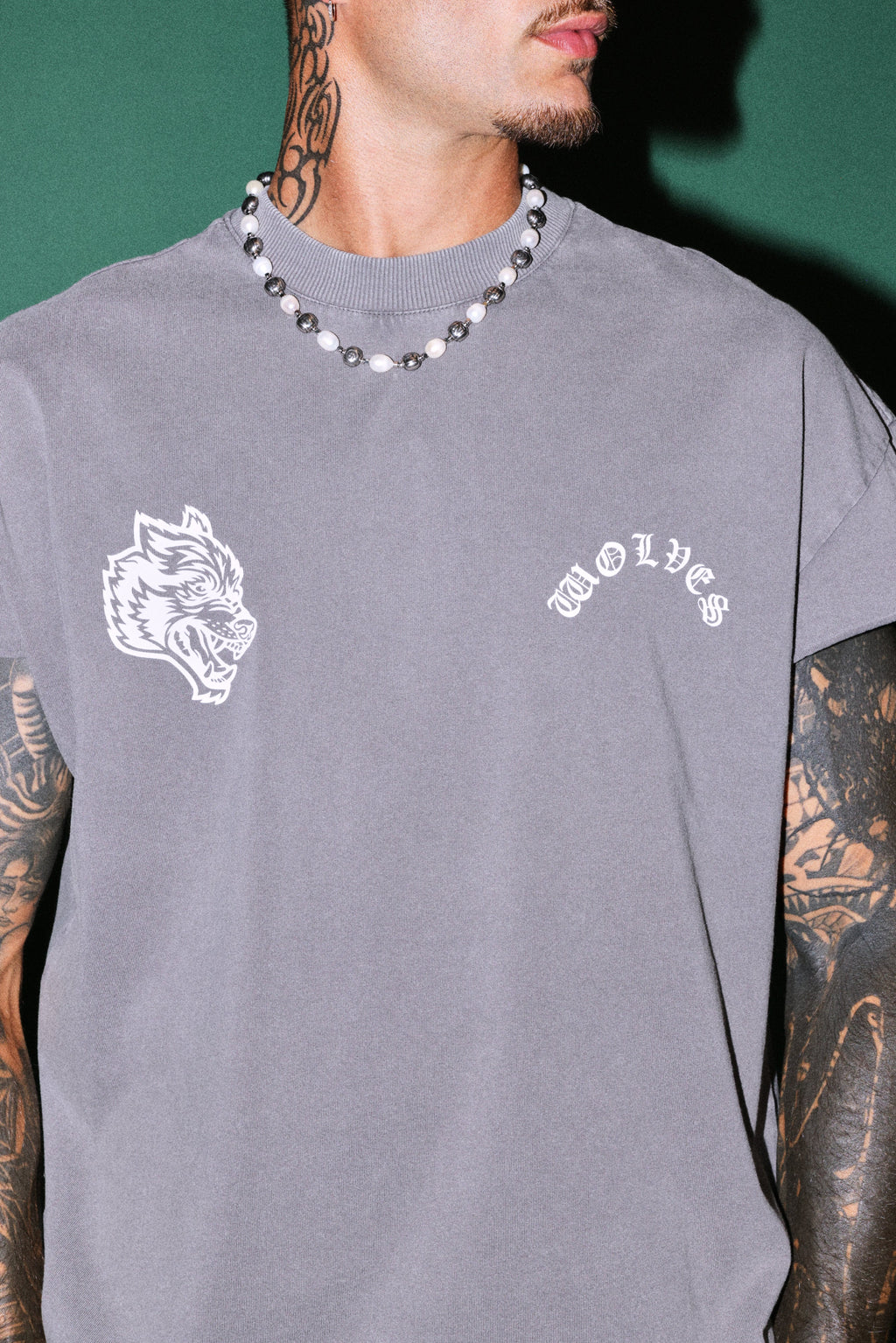 Steel Code Grunge Mid Length Raw Hem Cap Sleeve Tee in Slate Gray — imagem 5