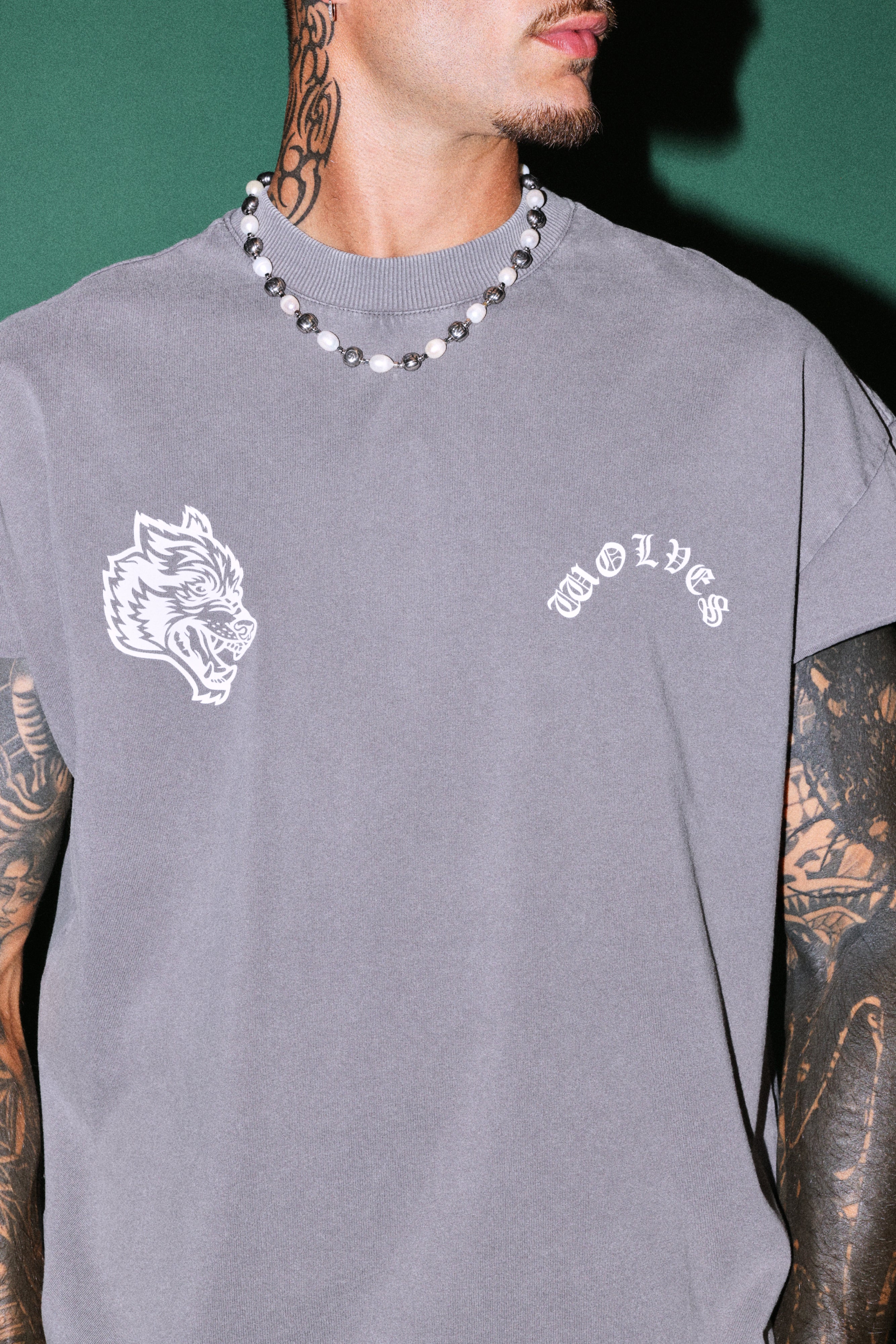 Steel Code Grunge Mid Length Raw Hem Cap Sleeve Tee in Slate Gray — imagem 5