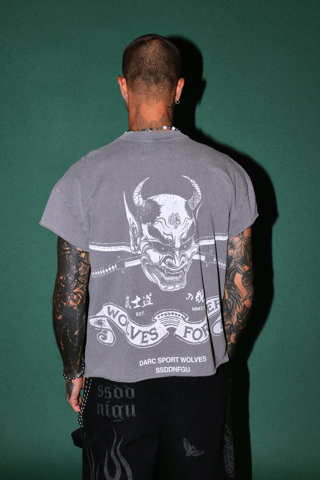Steel Code Grunge Mid Length Raw Hem Cap Sleeve Tee in Slate Gray — imagem 4