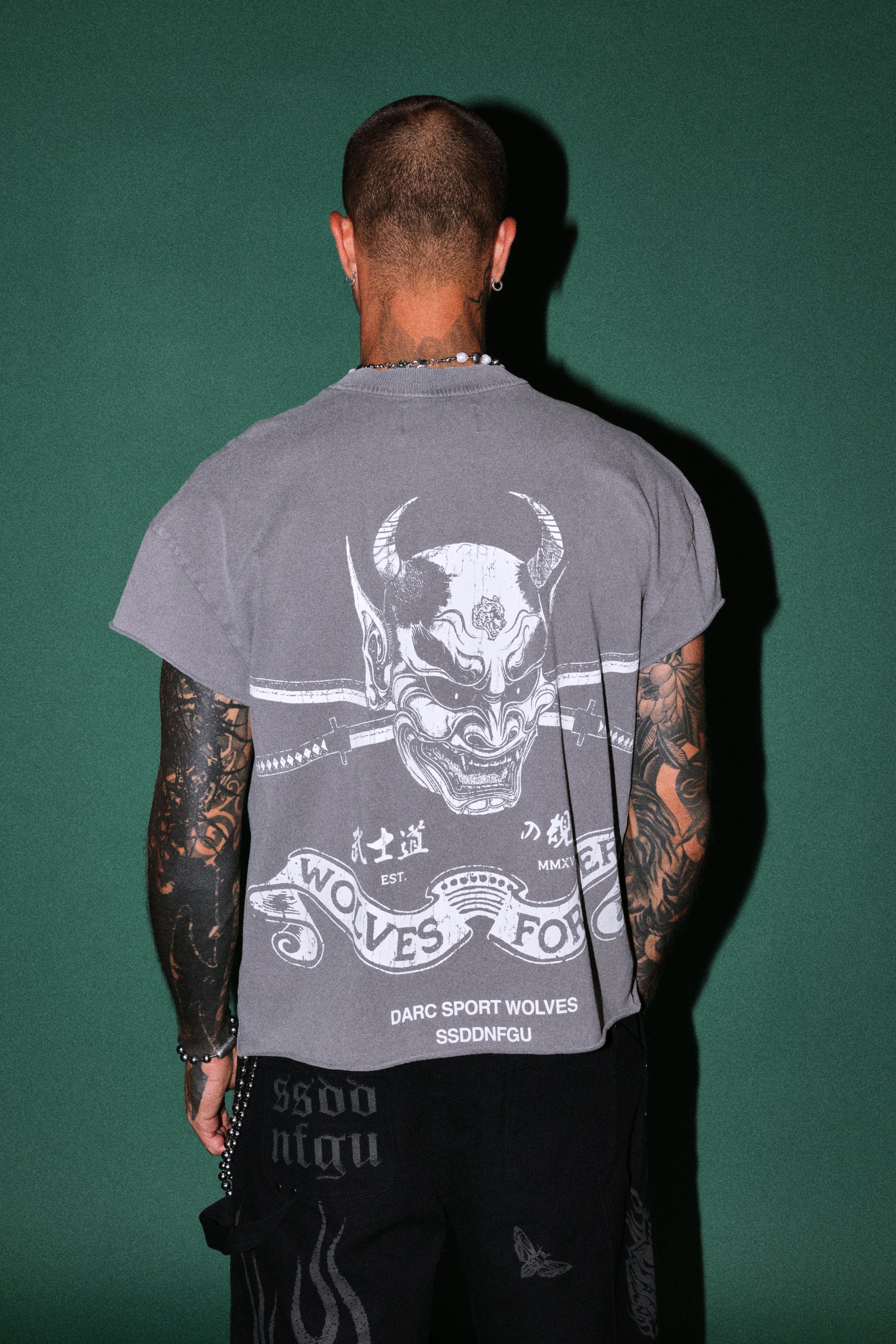 Steel Code Grunge Mid Length Raw Hem Cap Sleeve Tee in Slate Gray — imagem 4