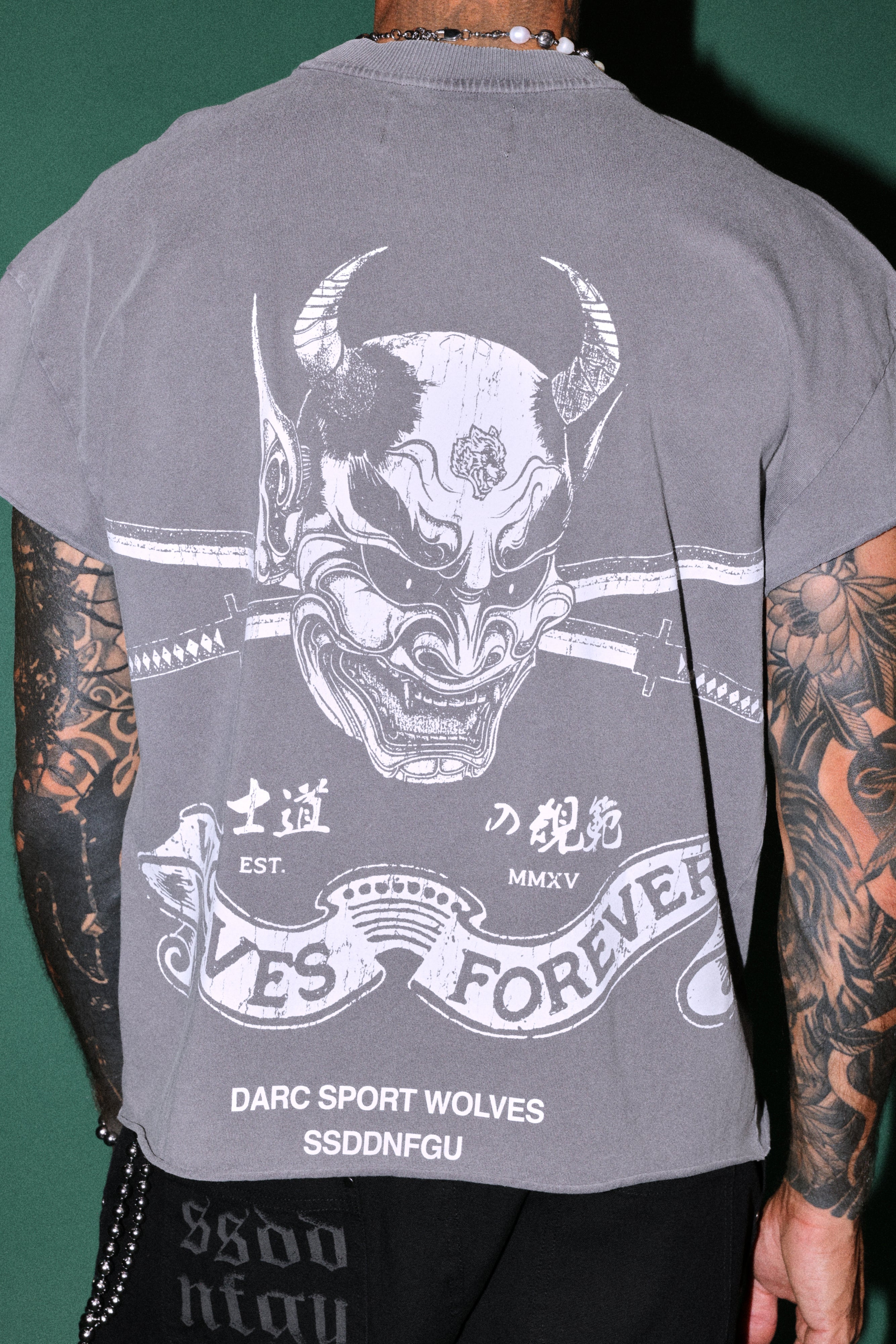 Steel Code Grunge Mid Length Raw Hem Cap Sleeve Tee in Slate Gray — imagem 6