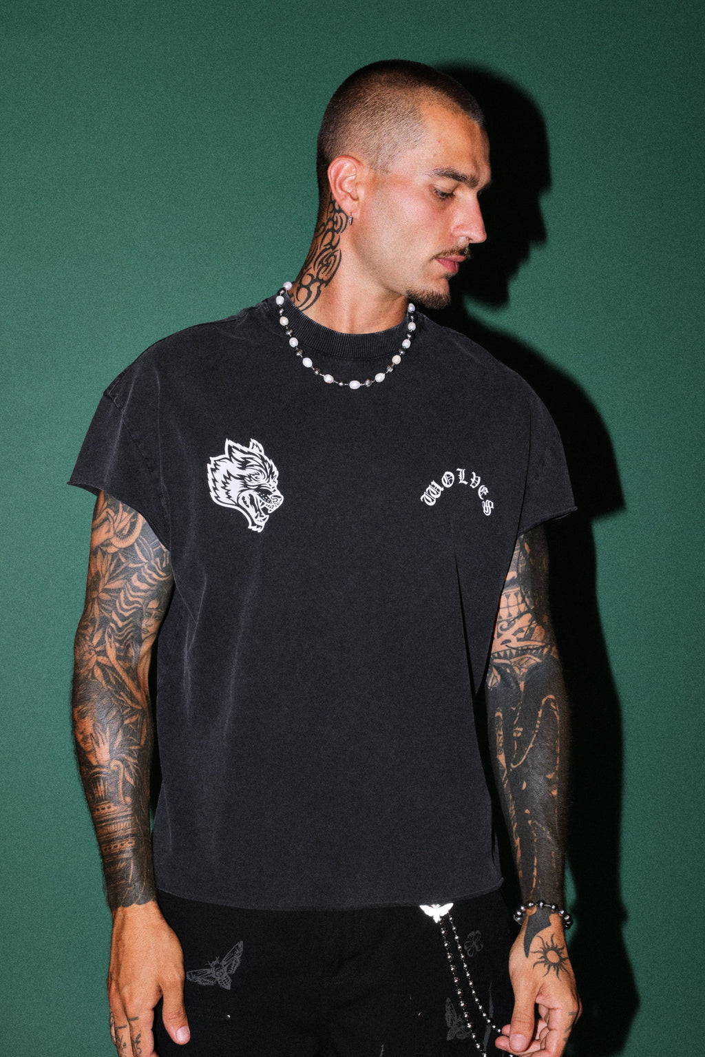 Steel Code Grunge Mid Length Raw Hem Cap Sleeve Tee in Black — imagem 2