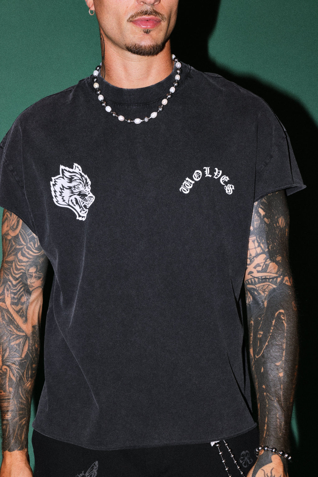 Steel Code Grunge Mid Length Raw Hem Cap Sleeve Tee in Black — imagem 5