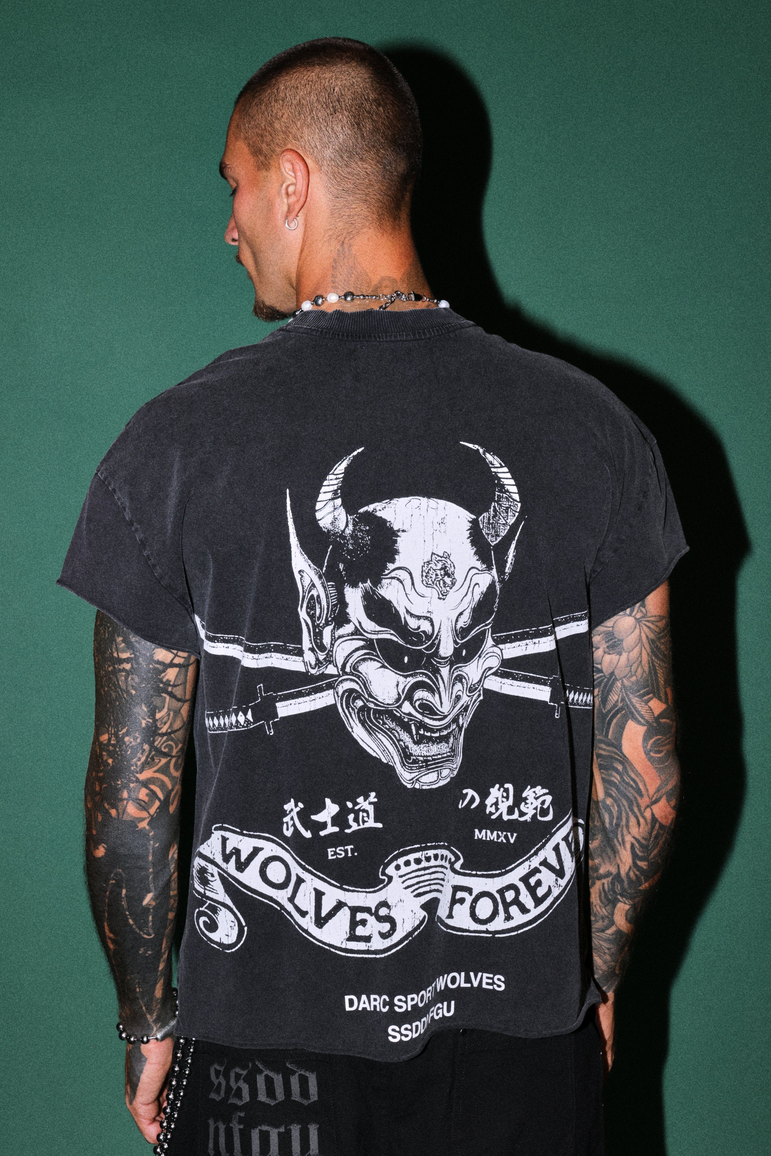 Steel Code Grunge Mid Length Raw Hem Cap Sleeve Tee in Black — imagem 4