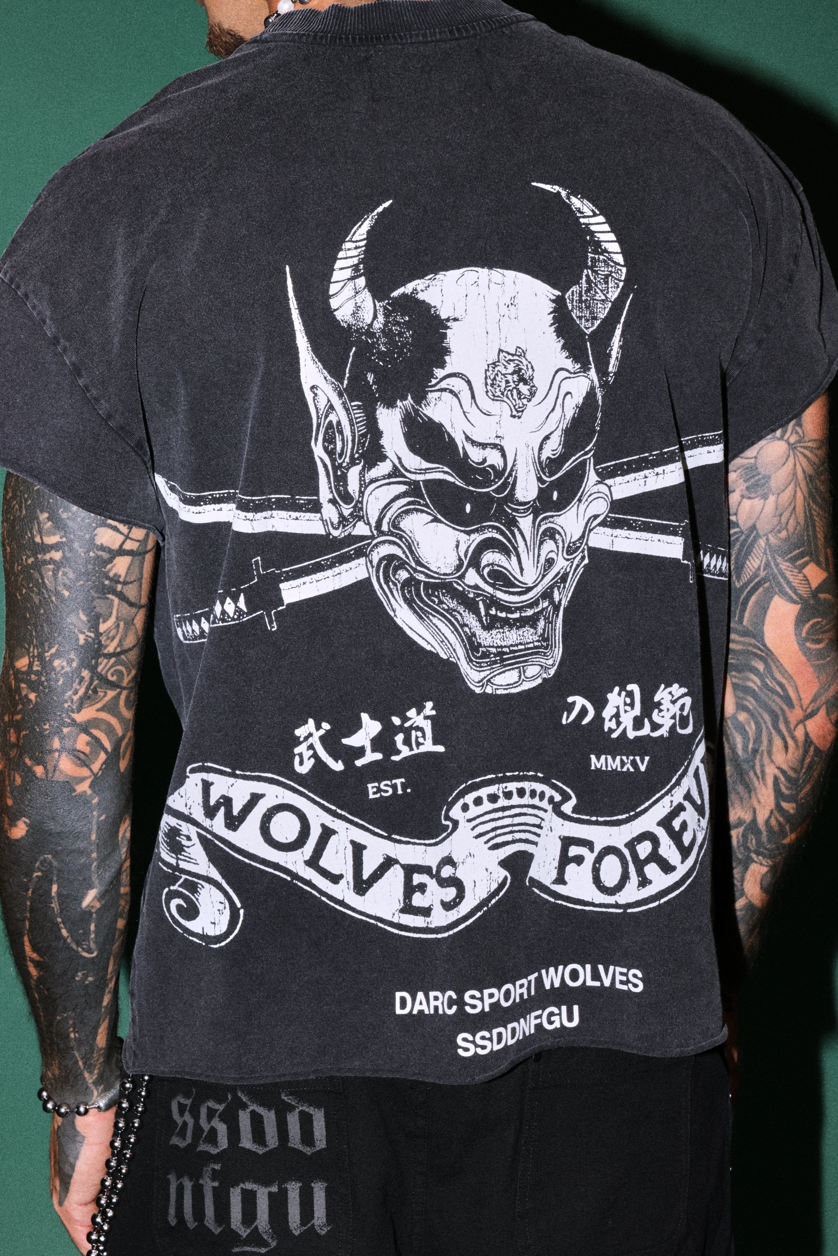Steel Code Grunge Mid Length Raw Hem Cap Sleeve Tee in Black — imagem 6
