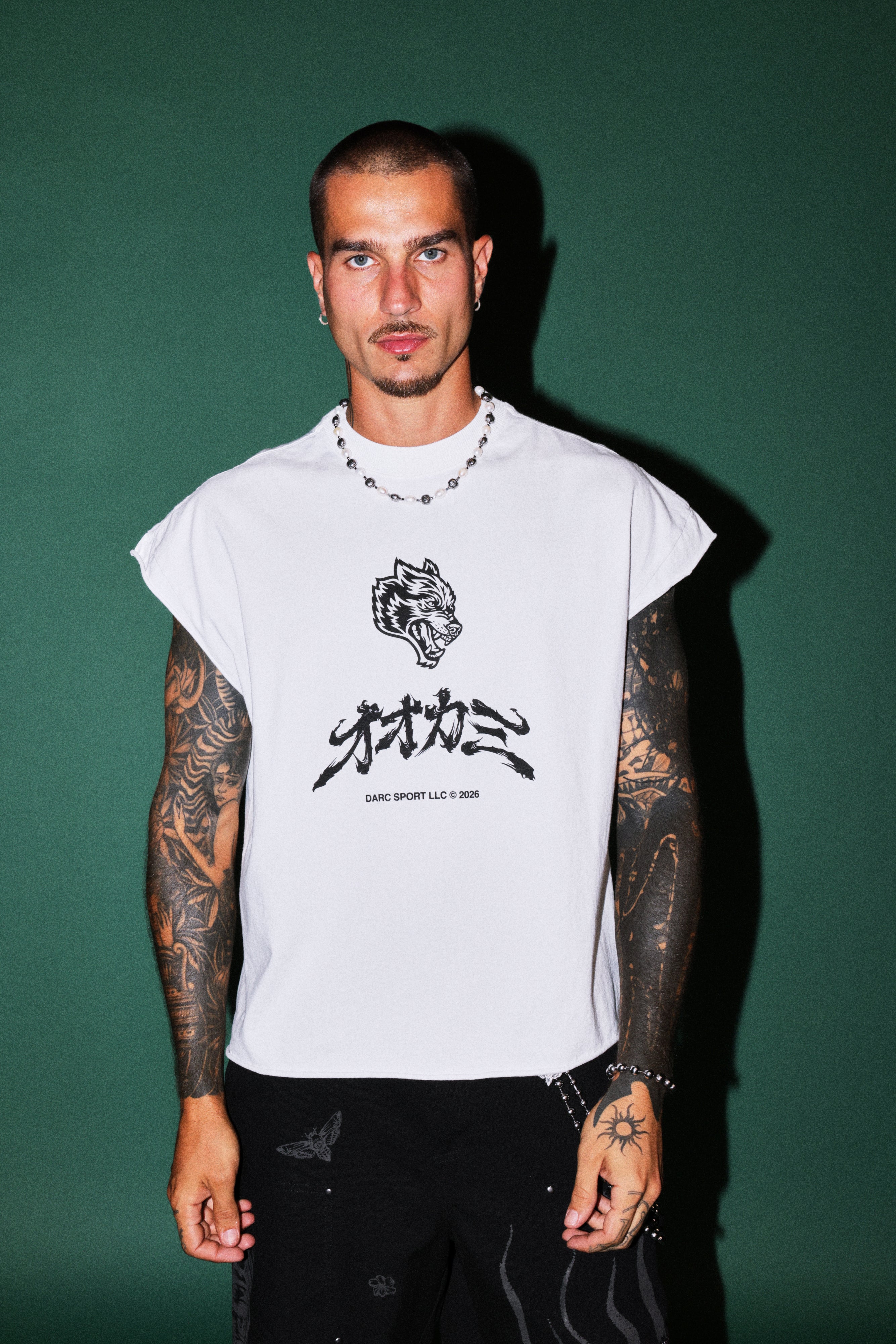 Okami Bushido Grunge Cut-Off Mid Length Raw Hem Tee in White — imagem 4